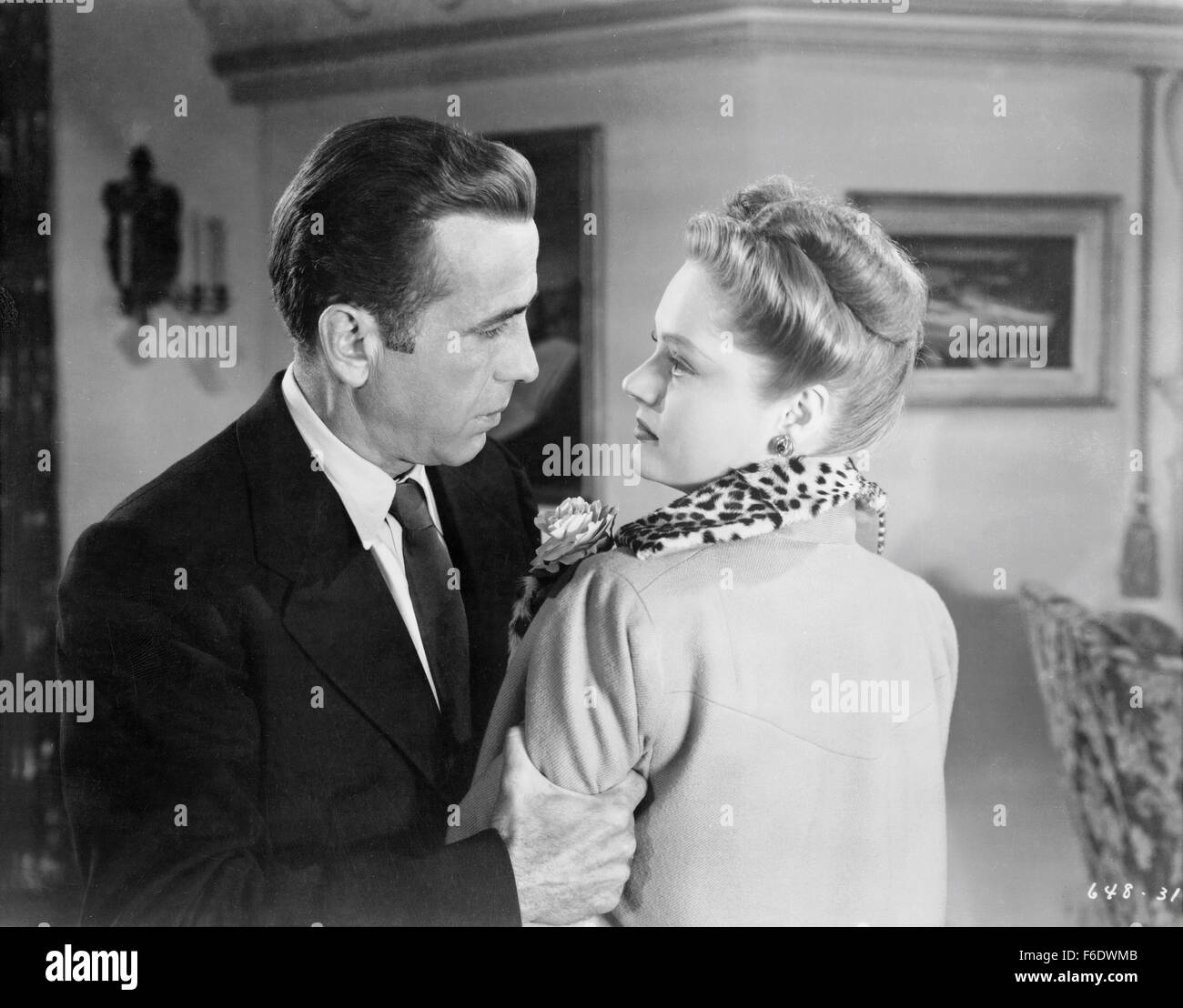 4. März 1947 - Burbank, CA, USA - RELEASE Datum: 4. März 1947. Regie: Peter Godfrey. STUDIO: Warner Bros Pictures. PLOT: Kämpfender Künstler Gerry Carroll trifft Sally während des Urlaubs auf dem Land. Eine Romanze entwickelt sich, aber er sagt ihr nicht, dass er bereits verheiratet ist. Leiden an psychischen Erkrankungen, zurück Gerry nach Hause wo er malt einen Eindruck von seiner Frau als der Engel des Todes und dann umgehend ihr vergiftet. Er heiratet Sally, aber nach einer Weile findet er einen seltsamen Drang, sie auch als der Engel des Todes zu malen und Geschichte scheint sich zu wiederholen. Bild: HUMPHREY BOGART und ALEXIS SMITH. (Cre Stockfoto