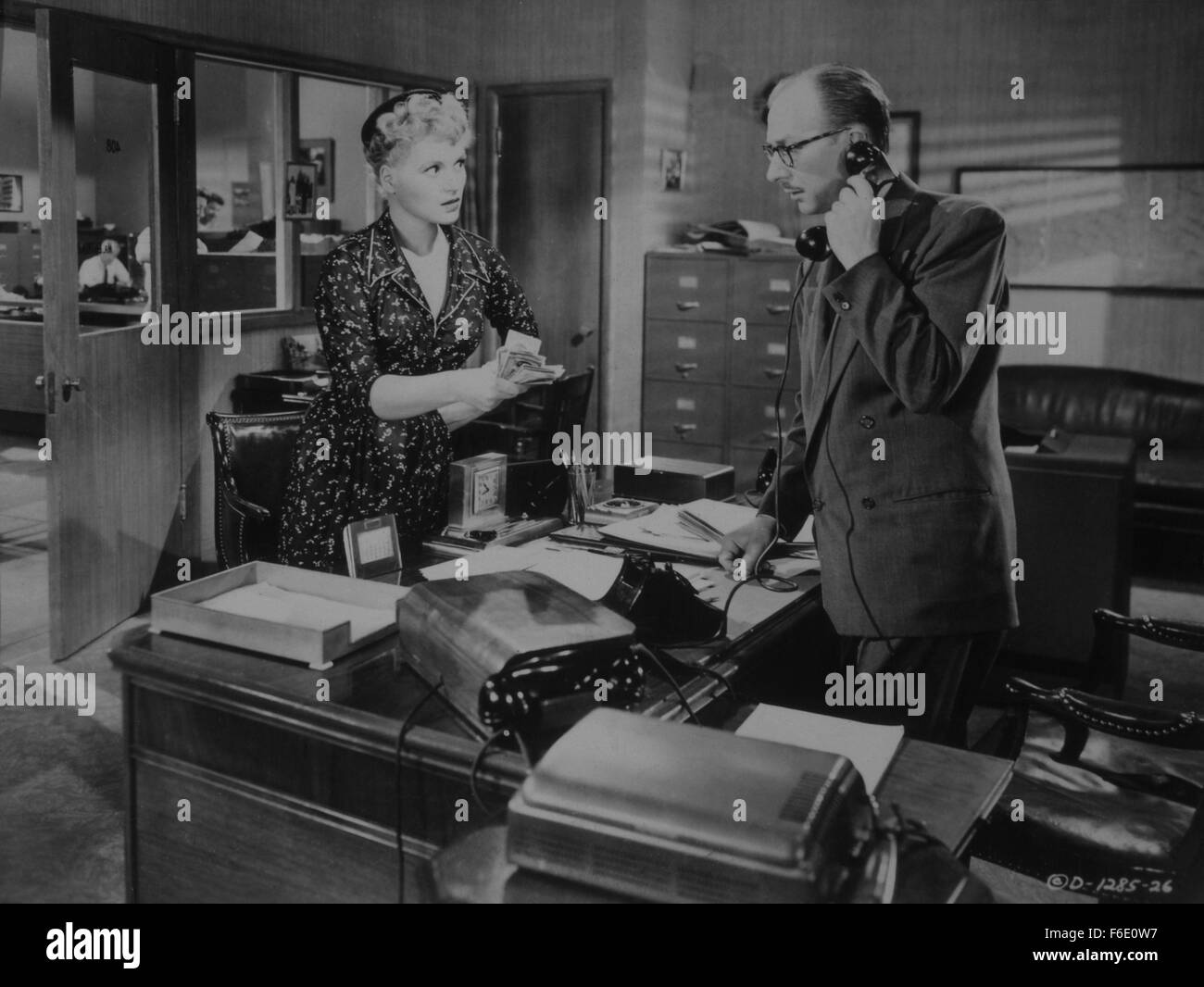 1. Januar 1950 - Judy Holliday und Vaughn Taylor am Set des Films, es sollte Ihnen passieren, 1954 (Bild Kredit: C Glasshouse/Unterhaltung Bilder) Stockfoto