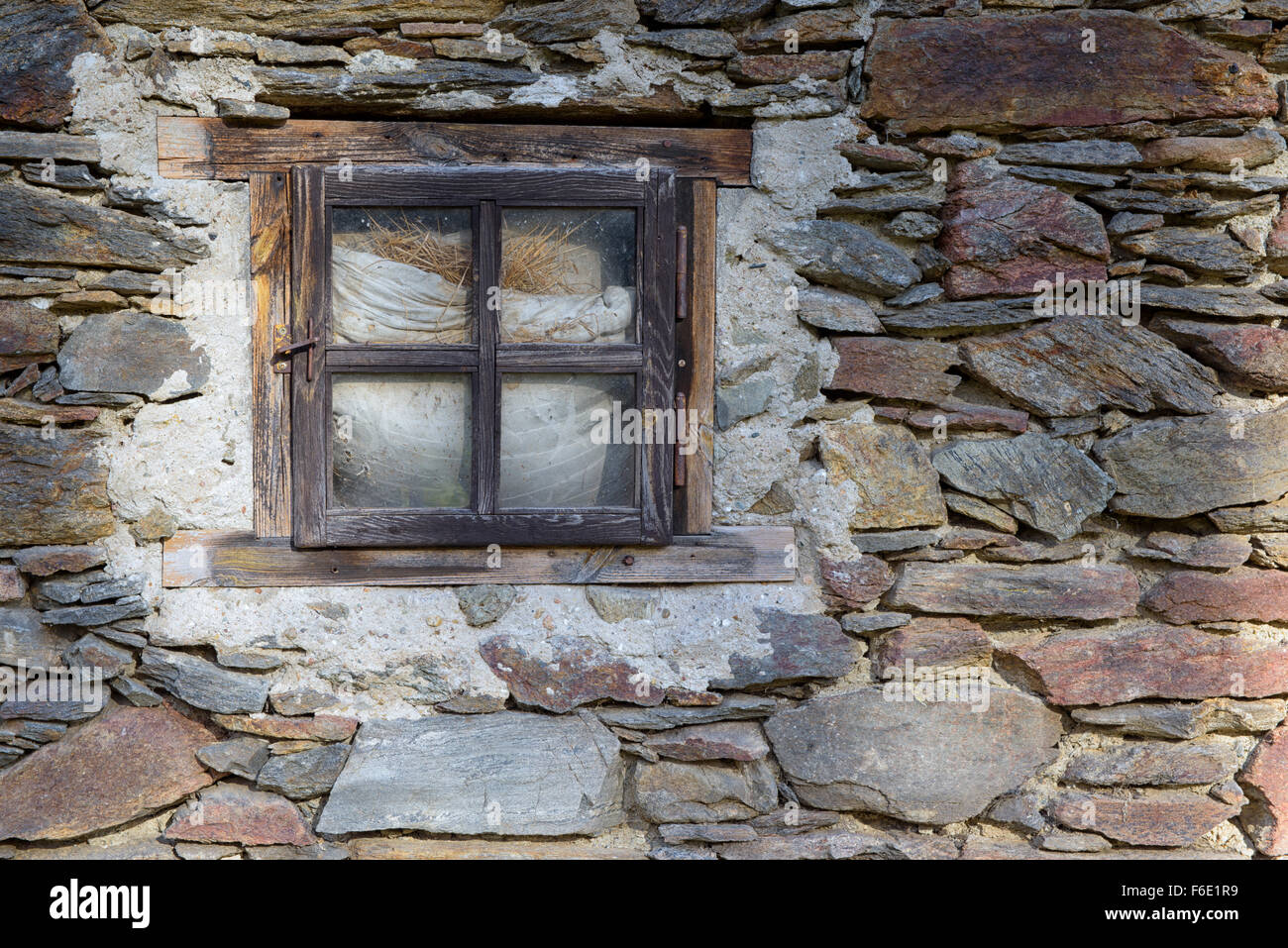 Detailansicht eines alten Fensters aus der Sterzmühle, Nationalpark Sumava, Böhmen, Tschechische Republik Stockfoto