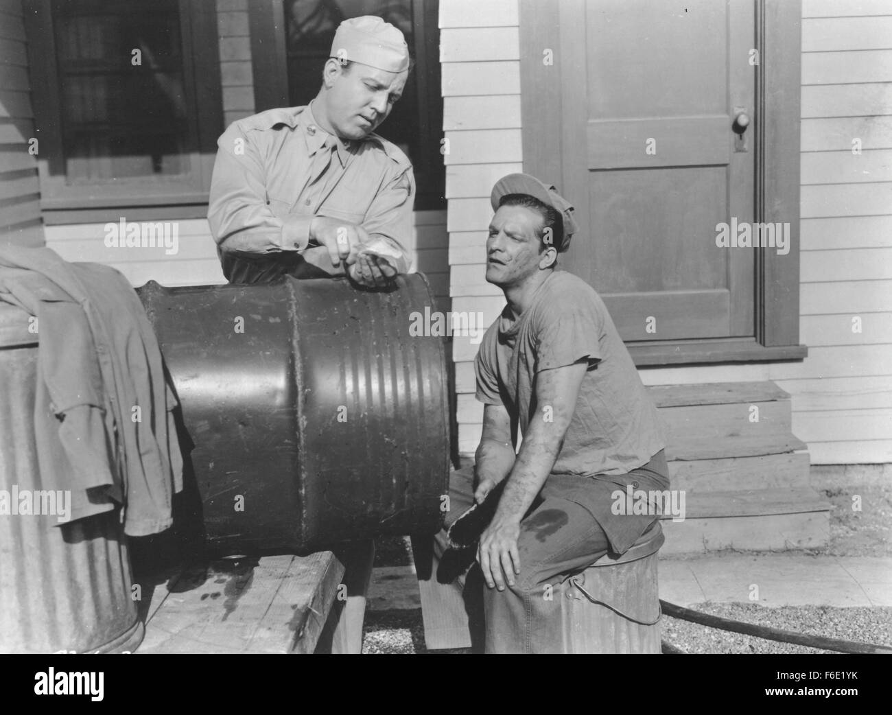 Datum der Freigabe: 5. Oktober 1952. FILMTITEL: Armee gebunden. STUDIO: Monogram Pictures. PLOT: Rennfahrer Frank Cermak ist verliebt in Jane Harris. Jane und ihre Eltern sehen Frank ein enges Rennen von Bill Peters, ein Leutnant der Armee beurlaubt zu gewinnen. Peters versucht Frank Foul, und Frank schlägt ihn in einen Faustkampf nach dem Rennen. Frank ist in die Armee eingezogen und (Widrigkeiten erstaunliche und überwältigende) findet Lt. Peters sein kommandierender Offizier zu sein. Janes Vater weigert sich Frank Erlaubnis, Jane zu heiraten, aber Jane sagt ihm, dass sie ihn heiraten wird unabhängig. Brauchen Geld, hat Frank seine Armee Kumpel, Matt H Stockfoto