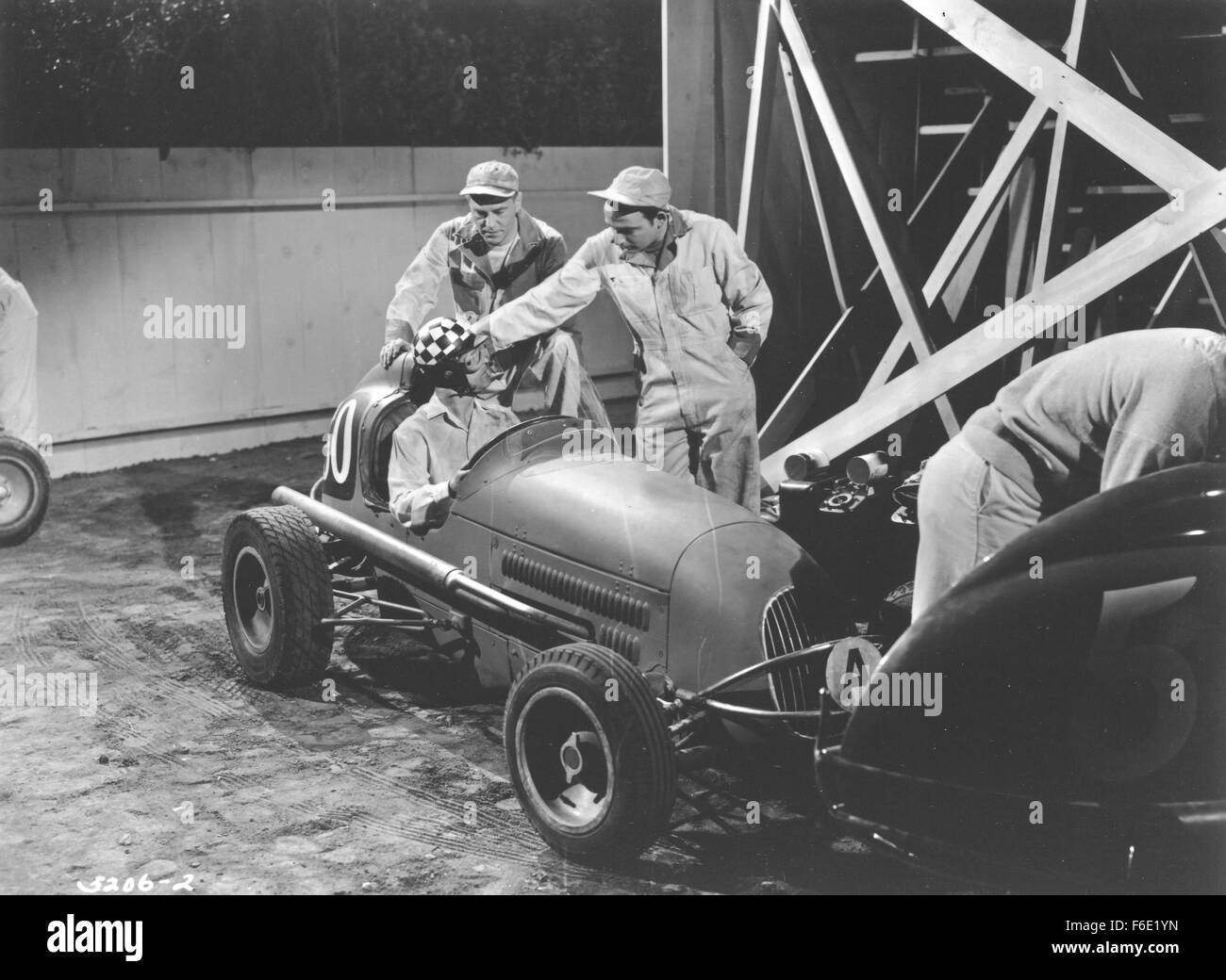 Datum der Freigabe: 5. Oktober 1952. FILMTITEL: Armee gebunden. STUDIO: Monogram Pictures. PLOT: Rennfahrer Frank Cermak ist verliebt in Jane Harris. Jane und ihre Eltern sehen Frank ein enges Rennen von Bill Peters, ein Leutnant der Armee beurlaubt zu gewinnen. Peters versucht Frank Foul, und Frank schlägt ihn in einen Faustkampf nach dem Rennen. Frank ist in die Armee eingezogen und (Widrigkeiten erstaunliche und überwältigende) findet Lt. Peters sein kommandierender Offizier zu sein. Janes Vater weigert sich Frank Erlaubnis, Jane zu heiraten, aber Jane sagt ihm, dass sie ihn heiraten wird unabhängig. Brauchen Geld, hat Frank seine Armee Kumpel, Matt H Stockfoto