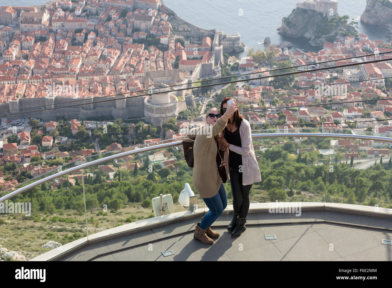 Zwei Frauen 20-29 unter einem Selfie, Mt Srd Lookout, Dubrovnik, Kroatien Stockfoto