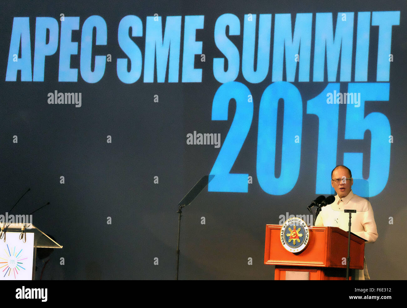 Präsident Benigno S. Aquino III hält seine Rede während der asiatisch-pazifischen wirtschaftlichen Zusammenarbeit (APEC) kleine und mittlere Unternehmen (KMU) Gipfel 2015 bei The Green Sun-Arts/Creative Hub in Chino Roces Avenue Extension Ecke und Straße, Makati City am Dienstag (17. November 2015). Der APEC KMU Gipfel 2015 bringt der Region Mikro-, klein- und mittelständischen Unternehmern Erfolgsgeschichten von KMU-Innovation und Internationalisierung sowie institutionelle markieren Unterstützungsmechanismen für innovative KMU Wachstum erwiesen. Stockfoto