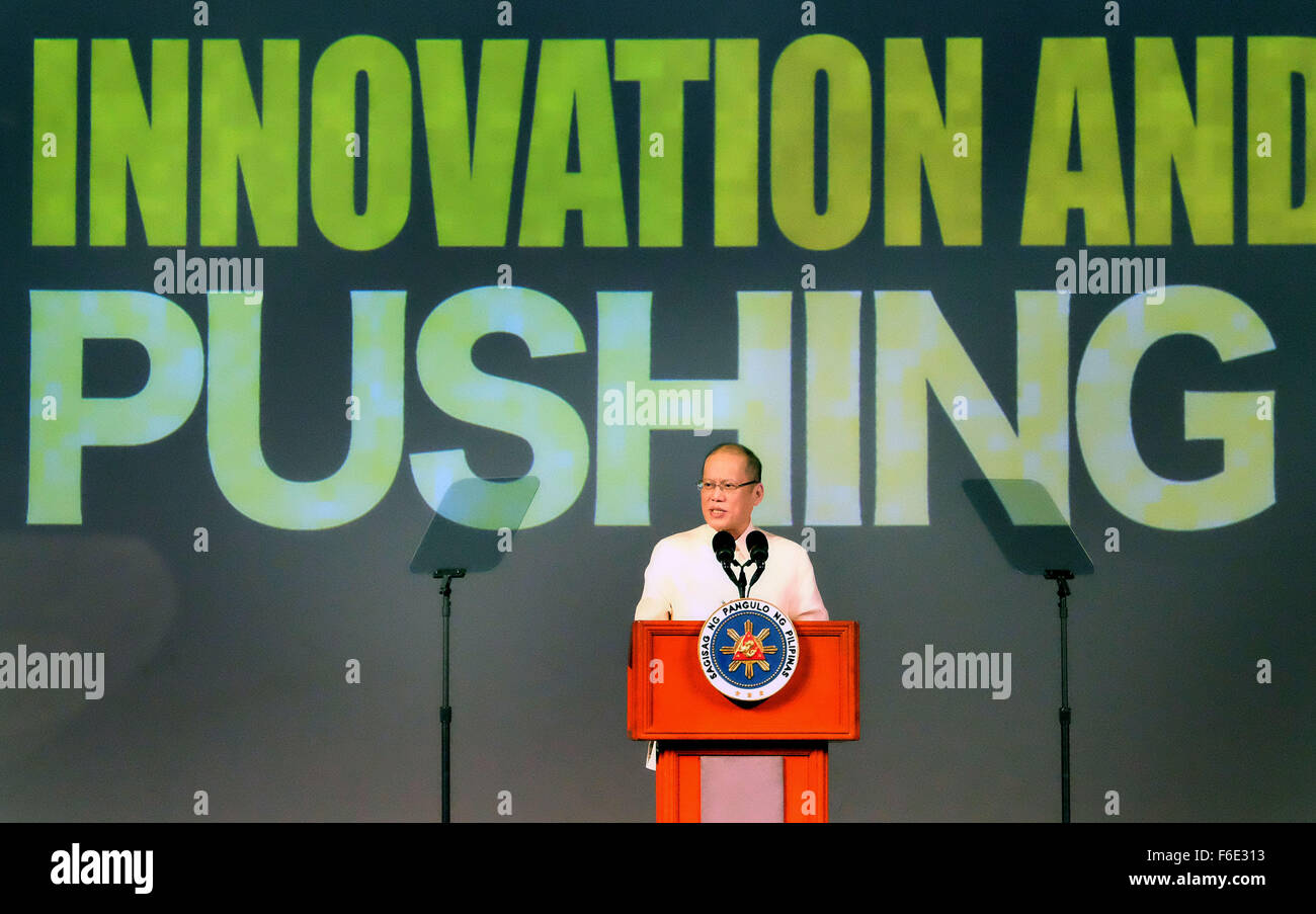 Präsident Benigno S. Aquino III hält seine Rede während der asiatisch-pazifischen wirtschaftlichen Zusammenarbeit (APEC) kleine und mittlere Unternehmen (KMU) Gipfel 2015 bei The Green Sun-Arts/Creative Hub in Chino Roces Avenue Extension Ecke und Straße, Makati City am Dienstag (17. November 2015). Der APEC KMU Gipfel 2015 bringt der Region Mikro-, klein- und mittelständischen Unternehmern Erfolgsgeschichten von KMU-Innovation und Internationalisierung sowie institutionelle markieren Unterstützungsmechanismen für innovative KMU Wachstum erwiesen. Stockfoto