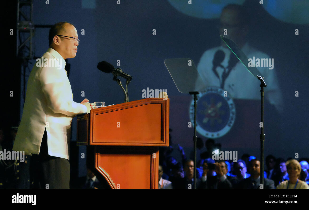 Präsident Benigno S. Aquino III hält seine Rede während der asiatisch-pazifischen wirtschaftlichen Zusammenarbeit (APEC) kleine und mittlere Unternehmen (KMU) Gipfel 2015 bei The Green Sun-Arts/Creative Hub in Chino Roces Avenue Extension Ecke und Straße, Makati City am Dienstag (17. November 2015). Der APEC KMU Gipfel 2015 bringt der Region Mikro-, klein- und mittelständischen Unternehmern Erfolgsgeschichten von KMU-Innovation und Internationalisierung sowie institutionelle markieren Unterstützungsmechanismen für innovative KMU Wachstum erwiesen. Stockfoto