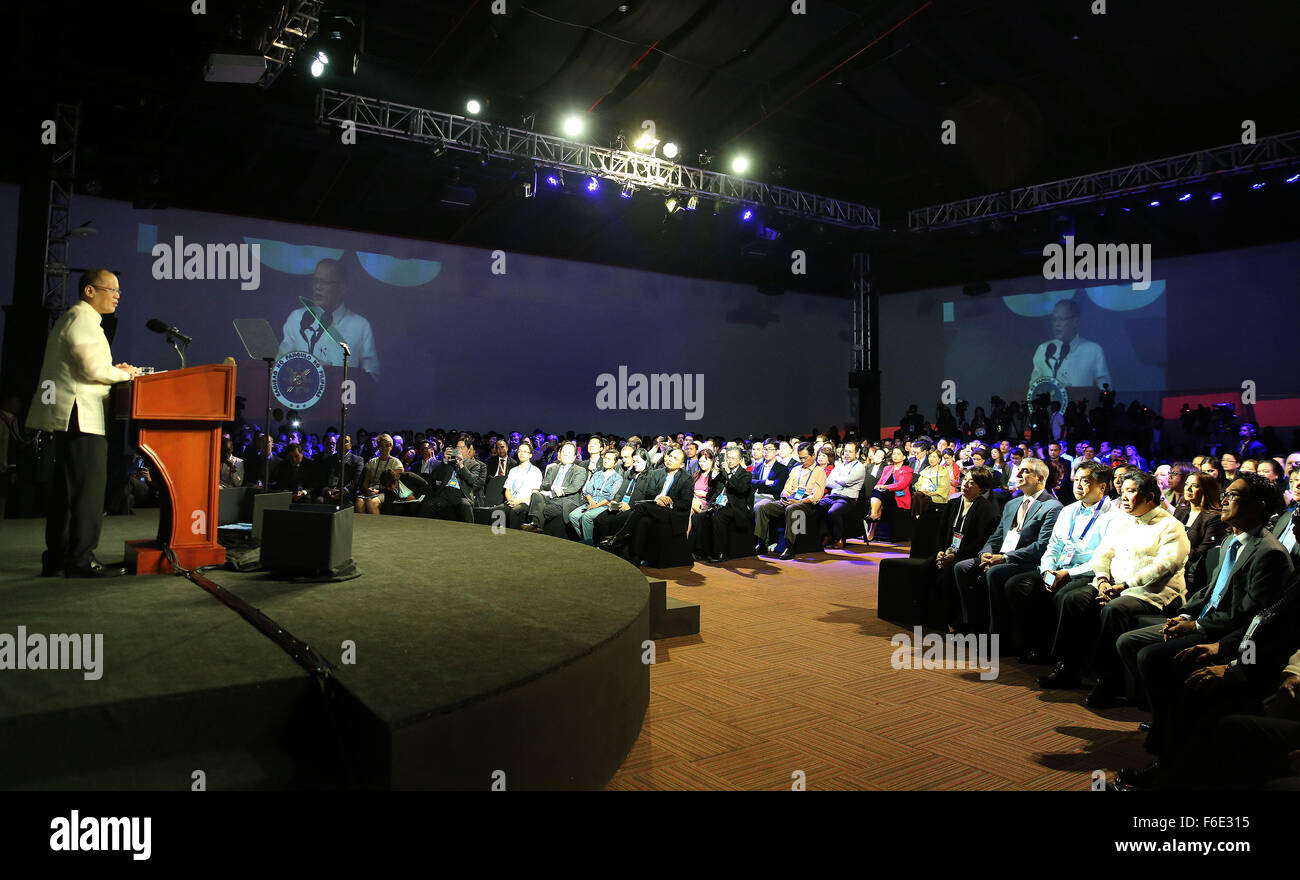 Präsident Benigno S. Aquino III hält seine Rede während der asiatisch-pazifischen wirtschaftlichen Zusammenarbeit (APEC) kleine und mittlere Unternehmen (KMU) Gipfel 2015 bei The Green Sun-Arts/Creative Hub in Chino Roces Avenue Extension Ecke und Straße, Makati City am Dienstag (17. November 2015). Der APEC KMU Gipfel 2015 bringt der Region Mikro-, klein- und mittelständischen Unternehmern Erfolgsgeschichten von KMU-Innovation und Internationalisierung sowie institutionelle markieren Unterstützungsmechanismen für innovative KMU Wachstum erwiesen. Stockfoto