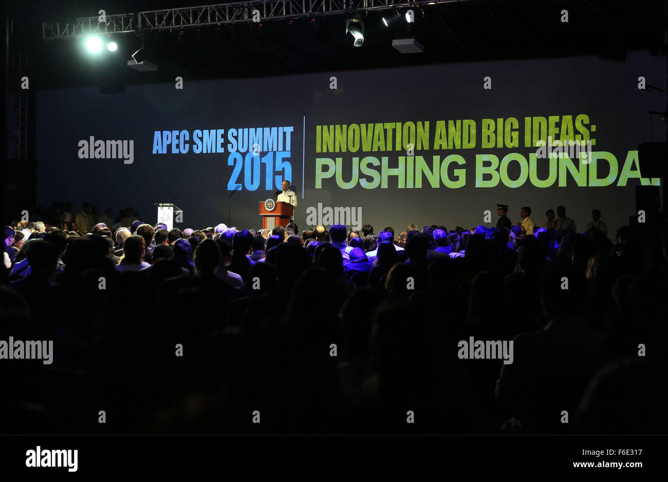 Präsident Benigno S. Aquino III hält seine Rede während der asiatisch-pazifischen wirtschaftlichen Zusammenarbeit (APEC) kleine und mittlere Unternehmen (KMU) Gipfel 2015 bei The Green Sun-Arts/Creative Hub in Chino Roces Avenue Extension Ecke und Straße, Makati City am Dienstag (17. November 2015). Der APEC KMU Gipfel 2015 bringt der Region Mikro-, klein- und mittelständischen Unternehmern Erfolgsgeschichten von KMU-Innovation und Internationalisierung sowie institutionelle markieren Unterstützungsmechanismen für innovative KMU Wachstum erwiesen. Stockfoto
