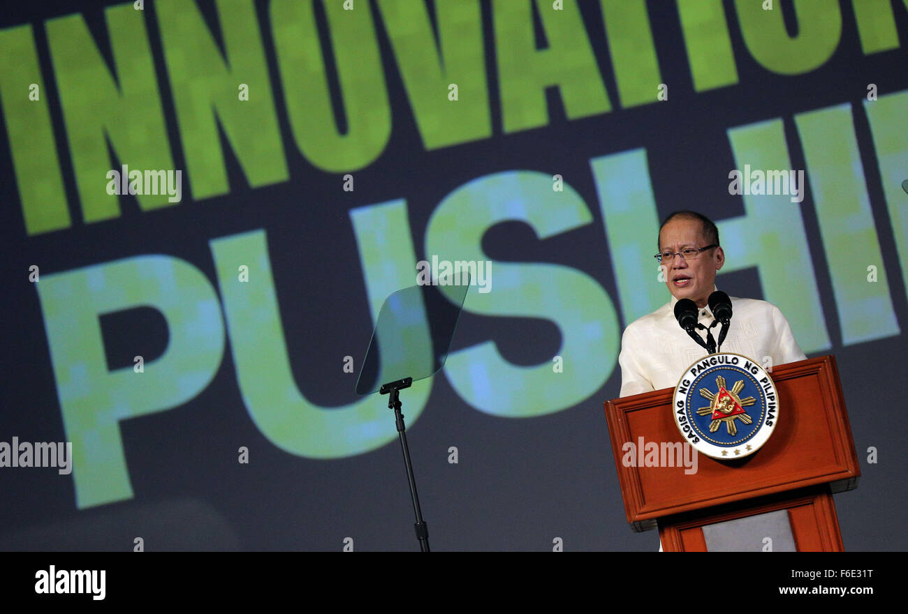 Präsident Benigno S. Aquino III hält seine Rede während der asiatisch-pazifischen wirtschaftlichen Zusammenarbeit (APEC) kleine und mittlere Unternehmen (KMU) Gipfel 2015 bei The Green Sun-Arts/Creative Hub in Chino Roces Avenue Extension Ecke und Straße, Makati City am Dienstag (17. November 2015). Der APEC KMU Gipfel 2015 bringt der Region Mikro-, klein- und mittelständischen Unternehmern Erfolgsgeschichten von KMU-Innovation und Internationalisierung sowie institutionelle markieren Unterstützungsmechanismen für innovative KMU Wachstum erwiesen. Stockfoto