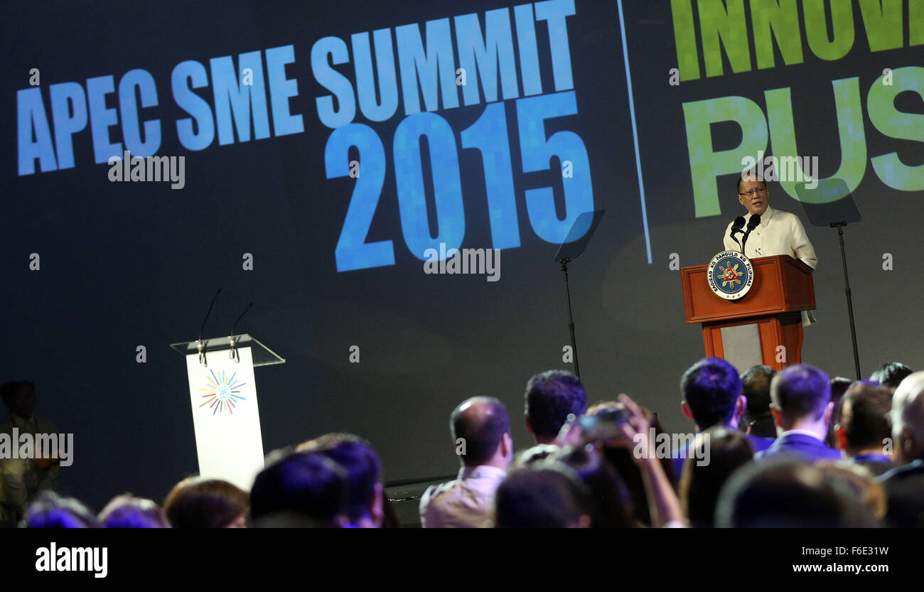 Präsident Benigno S. Aquino III hält seine Rede während der asiatisch-pazifischen wirtschaftlichen Zusammenarbeit (APEC) kleine und mittlere Unternehmen (KMU) Gipfel 2015 bei The Green Sun-Arts/Creative Hub in Chino Roces Avenue Extension Ecke und Straße, Makati City am Dienstag (17. November 2015). Der APEC KMU Gipfel 2015 bringt der Region Mikro-, klein- und mittelständischen Unternehmern Erfolgsgeschichten von KMU-Innovation und Internationalisierung sowie institutionelle markieren Unterstützungsmechanismen für innovative KMU Wachstum erwiesen. Stockfoto
