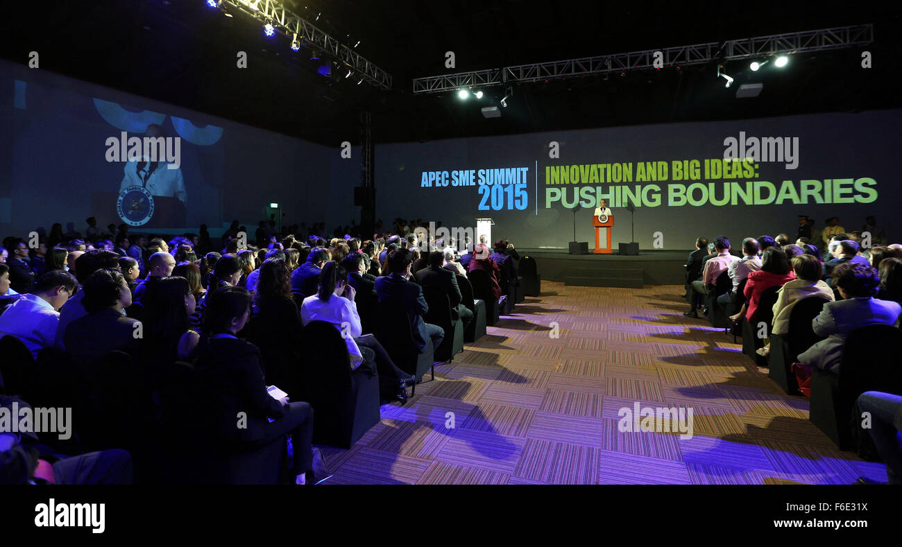 Präsident Benigno S. Aquino III hält seine Rede während der asiatisch-pazifischen wirtschaftlichen Zusammenarbeit (APEC) kleine und mittlere Unternehmen (KMU) Gipfel 2015 bei The Green Sun-Arts/Creative Hub in Chino Roces Avenue Extension Ecke und Straße, Makati City am Dienstag (17. November 2015). Der APEC KMU Gipfel 2015 bringt der Region Mikro-, klein- und mittelständischen Unternehmern Erfolgsgeschichten von KMU-Innovation und Internationalisierung sowie institutionelle markieren Unterstützungsmechanismen für innovative KMU Wachstum erwiesen. Stockfoto