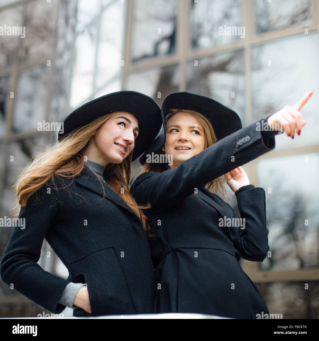 Zwei junge Mädchen auf der Straße laufen und posiert für die Kamera Stockfoto