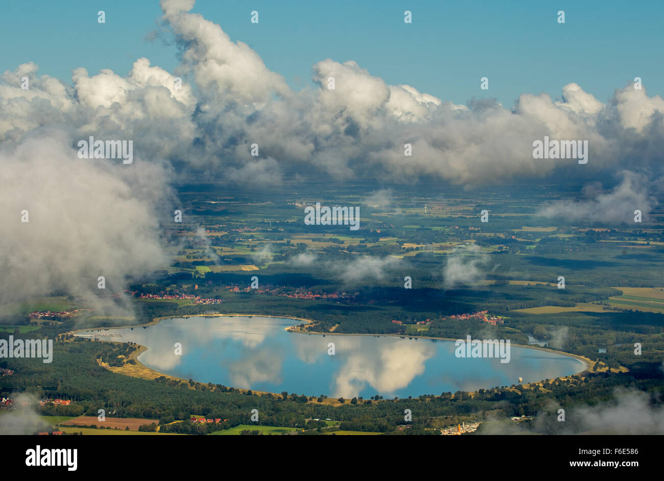 Geeste-Reservoir, Kühlwasser für Kernkraftwerk Emsland, Wolken reflektiert auf See, Lingen, Emsland, Niedersachsen Stockfoto