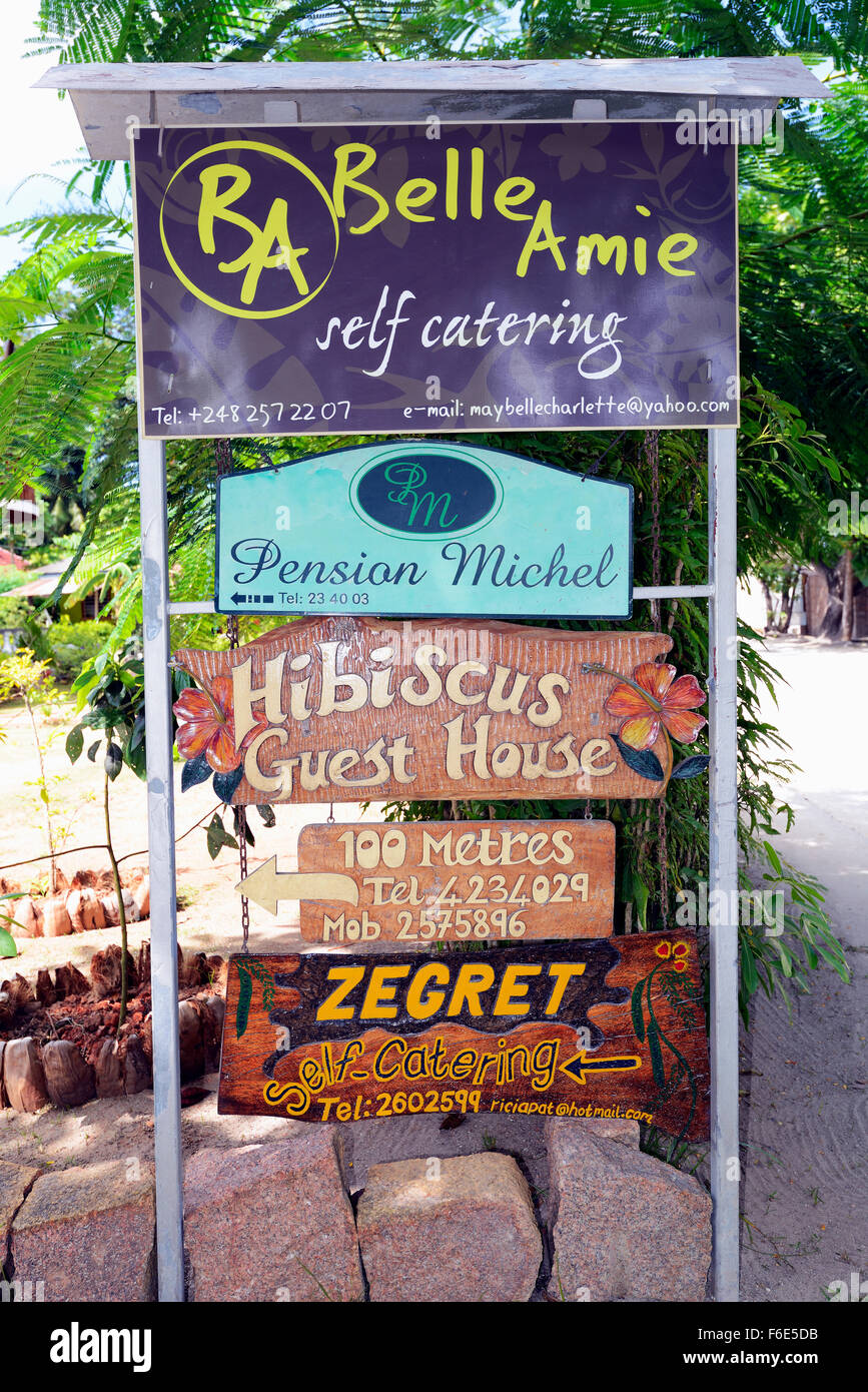 Wegweiser, Hotels und Hostels, La Digue Island, Seychellen Stockfoto
