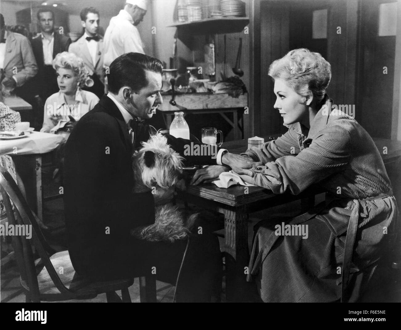 6. Juli 1957; Hollywood, Kalifornien, USA; FRANK SINATRA und KIM NOVAK Stern als Joey Evans und Linda Englisch in dem romantischen musikalischen Drama "Pal Joey" unter der Regie von George Sidney. Stockfoto