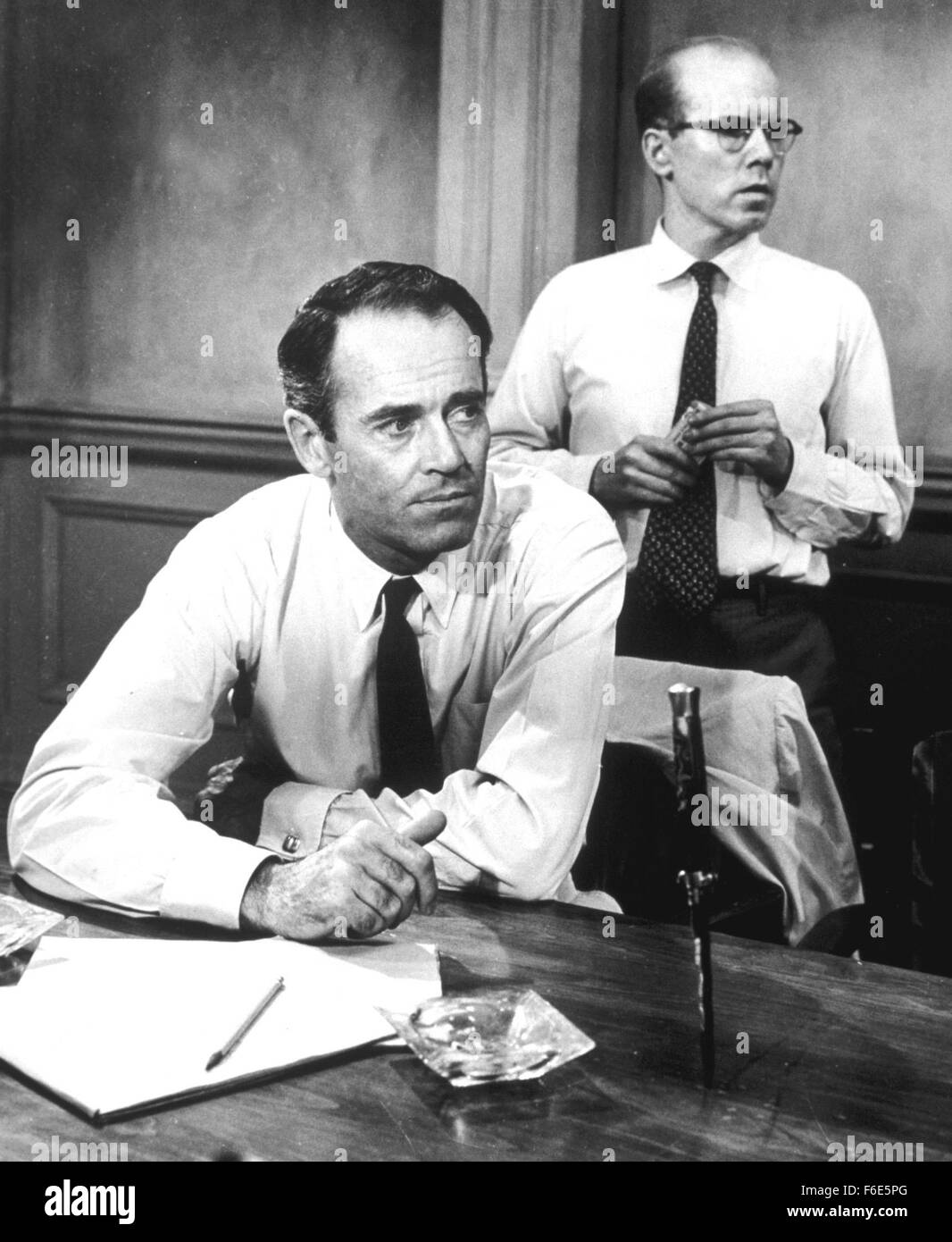 Erscheinungsdatum: 29. Juli 1957. FILMTITEL: 12 Angry Men. STUDIO: Orion-Nova Productions. PLOT: Die Verteidigung und die Verfolgung ausgeruht haben und die Jury ist die Einreichung in den Jury-Raum zu entscheiden, ob ein Junge spanisch-amerikanischen schuldig oder unschuldig des Mordes an seinem Vater ist. Was beginnt wie ein Fall von Mord bald ein Mini-Drama der einzelnen von Vorurteilen und vorgefassten Meinungen über die Studie, die Angeklagten und einander der Juroren wird. Basierend auf dem Theaterstück, die Action findet auf der Bühne des Jury-Raumes. Im Bild: HENRY FONDA als Juror Stockfoto