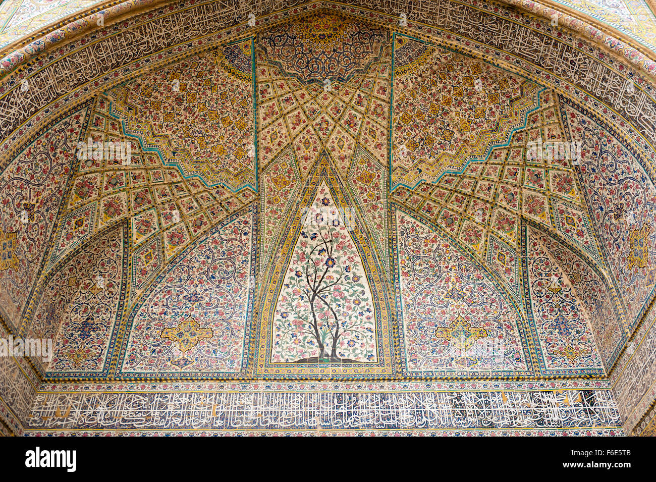 Decke mit kunstvoll bemalten Kacheln, Blumenmuster, Vakil Moschee, Shiraz, Iran Stockfoto