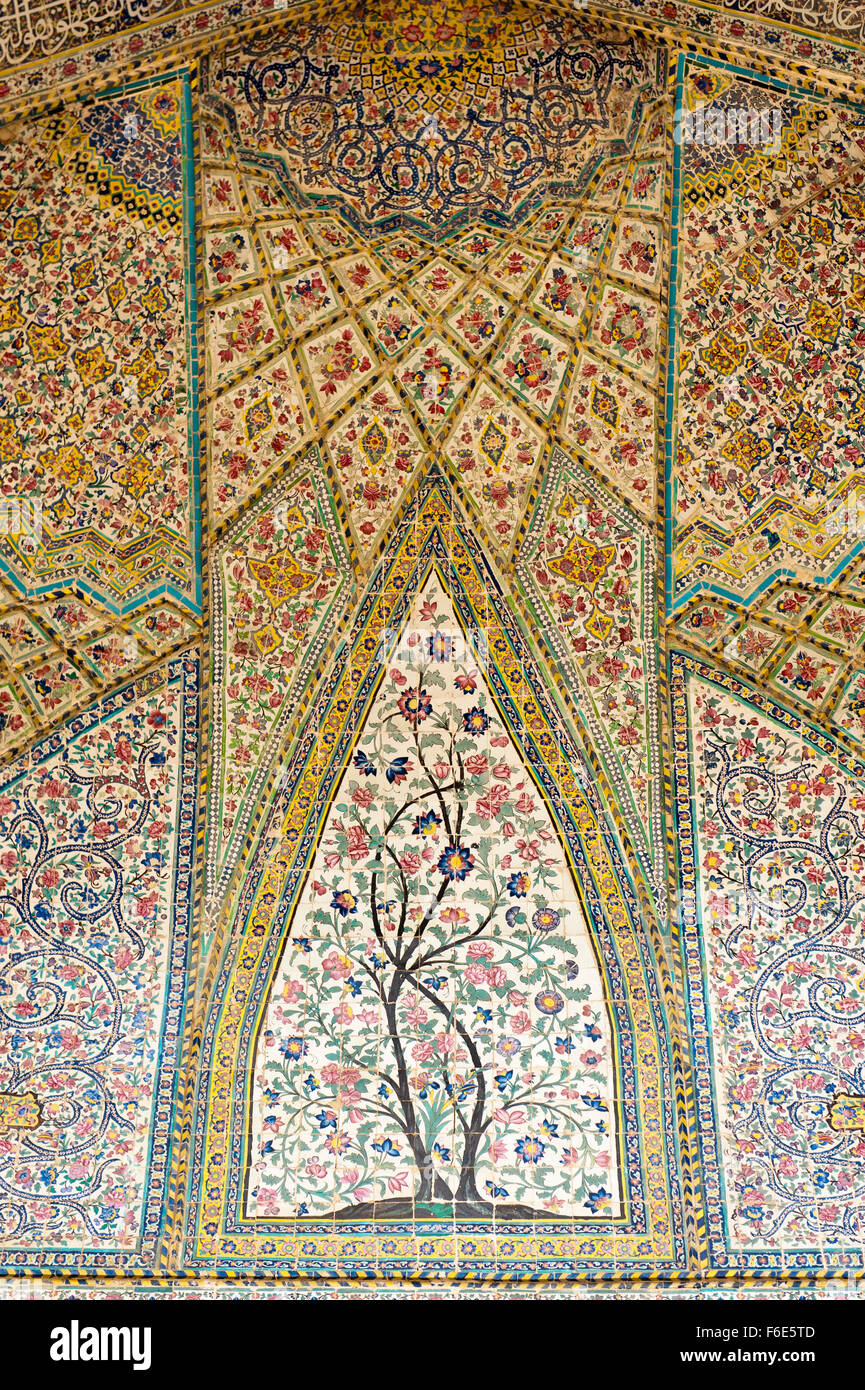 Wand mit kunstvoll bemalten Kacheln, Blumenmuster, Vakil Moschee, Shiraz, Iran Stockfoto