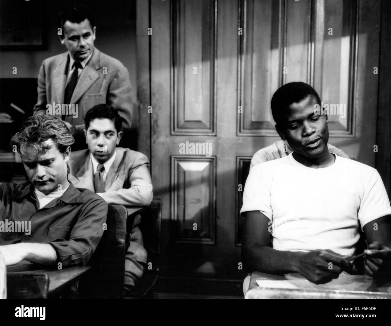 19. März 1955; EL SEGUNDO, KALIFORNIEN, USA; Schauspieler GLENN FORD Stars wie Richard Dadier und SIDNEY POITIER als Gregory W.Miller in "The Blackboard Jungle." Stockfoto