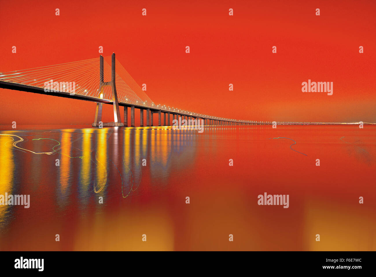 Portugal: Nächtliche Aussicht mit malerischen Himmel Brücke Ponte Vasco da Gama in Lissabon Stockfoto