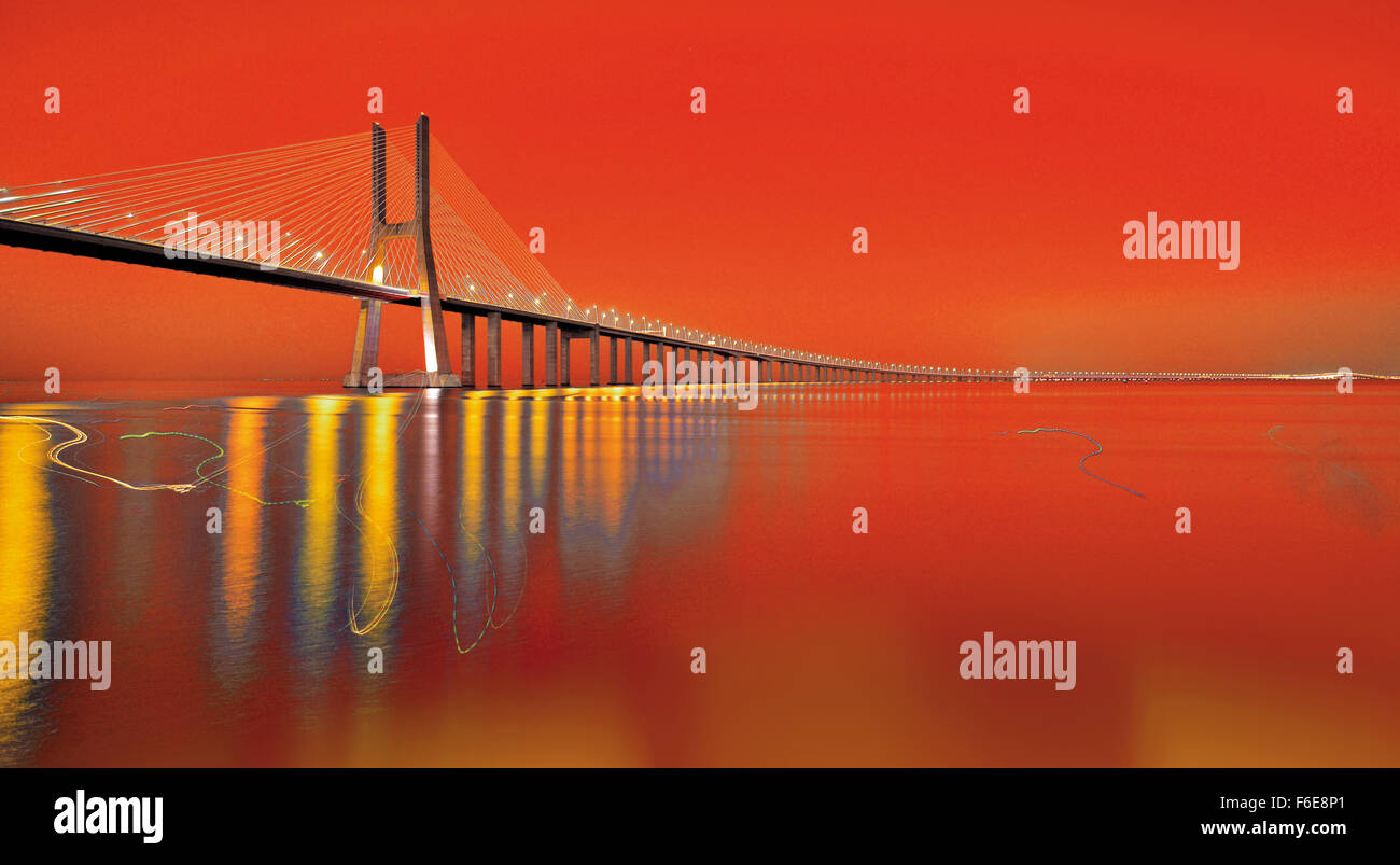 Portugal: Nächtliche Aussicht mit malerischen Himmel Brücke Ponte Vasco da Gama in Lissabon Stockfoto