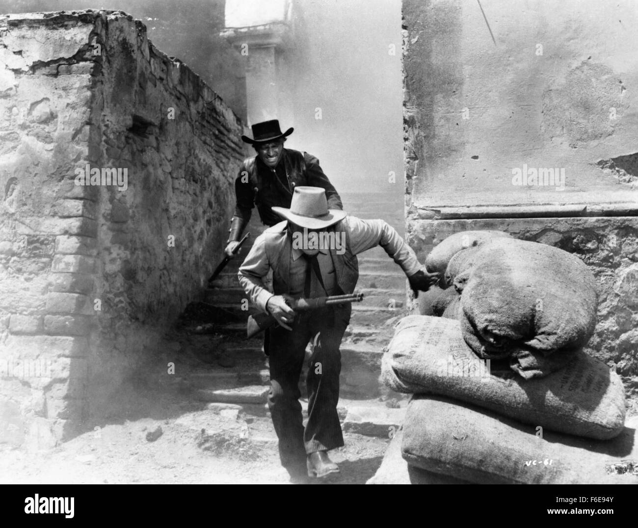 Datum der Freigabe: 25. Dezember 1954. FILMTITEL: Vera Cruz. STUDIO: Flora-Produktionen. PLOT: Nach dem amerikanischen Bürgerkrieg, Reisen nach Mexiko, um Geld in ihre Revolution kämpfen Söldner. Der ehemalige Soldat und Herr Benjamin Trane trifft der Schütze und Killer Joe Erin und seine Männer, und zusammen sind sie engagiert, von Kaiser Maximillian und der Marquis Henri de Labordere, der Gräfin Marie Duvarre zum Hafen von Vera Cruz zu eskortieren. Ben und Erin feststellen, dass die Postkutsche ist der Transport von US$ 3.000.000,00 in Gold versteckt unterhalb des Sitzes und die sie, es zu stehlen. Auf ihrer Reise, betraya Stockfoto