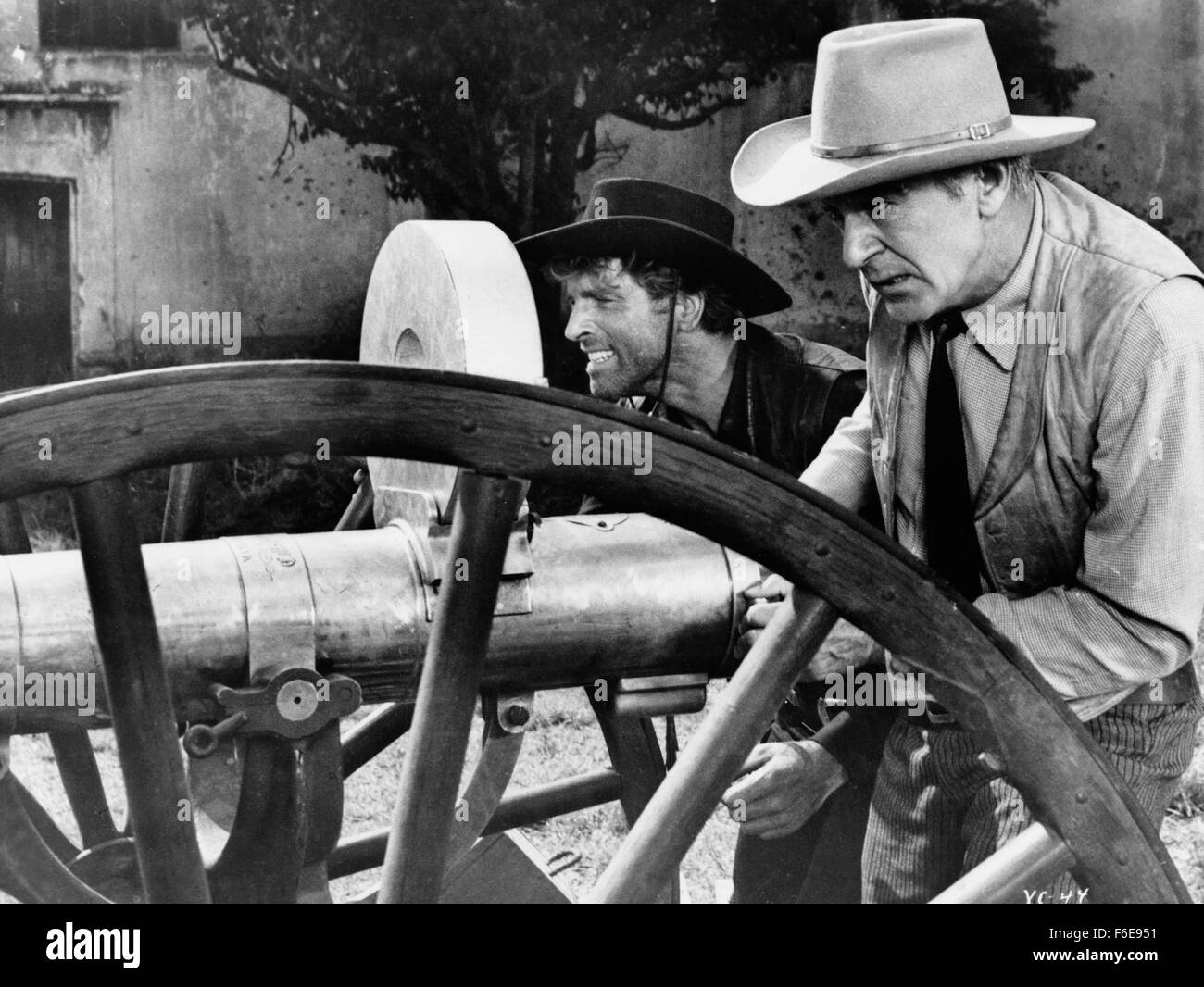 Datum der Freigabe: 25. Dezember 1954. FILMTITEL: Vera Cruz. STUDIO: Flora-Produktionen. PLOT: Nach dem amerikanischen Bürgerkrieg, Reisen nach Mexiko, um Geld in ihre Revolution kämpfen Söldner. Der ehemalige Soldat und Herr Benjamin Trane trifft der Schütze und Killer Joe Erin und seine Männer, und zusammen sind sie engagiert, von Kaiser Maximillian und der Marquis Henri de Labordere, der Gräfin Marie Duvarre zum Hafen von Vera Cruz zu eskortieren. Ben und Erin feststellen, dass die Postkutsche ist der Transport von US$ 3.000.000,00 in Gold versteckt unterhalb des Sitzes und die sie, es zu stehlen. Auf ihrer Reise, betraya Stockfoto