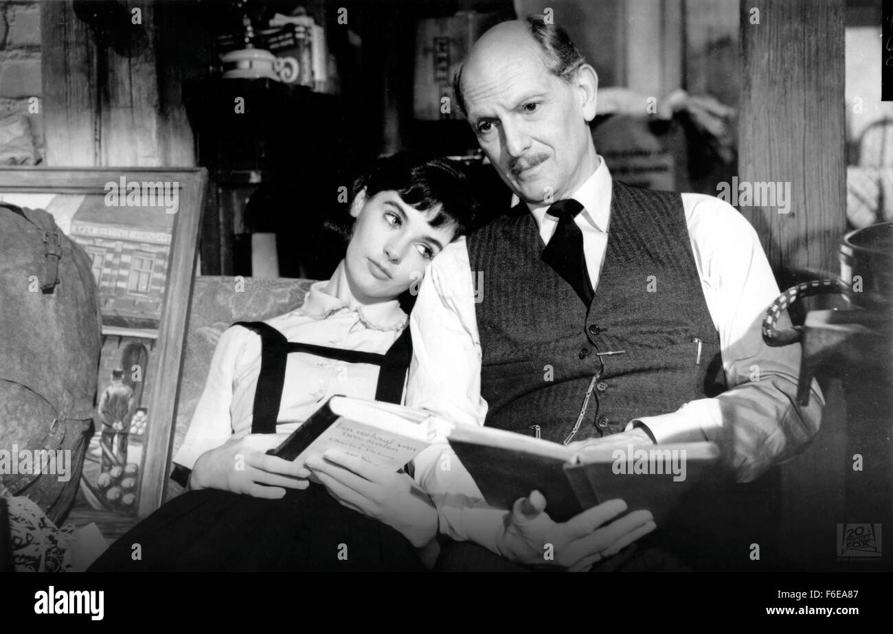 18. März 1959; Hollywood, Kalifornien, USA; MILLIE PERKINS als Anne Frank und JOSEPH SCHILDKRAUT als Otto Frank Stern in "Das Tagebuch der Anne Frank" unter der Regie von George Stevens. Stockfoto