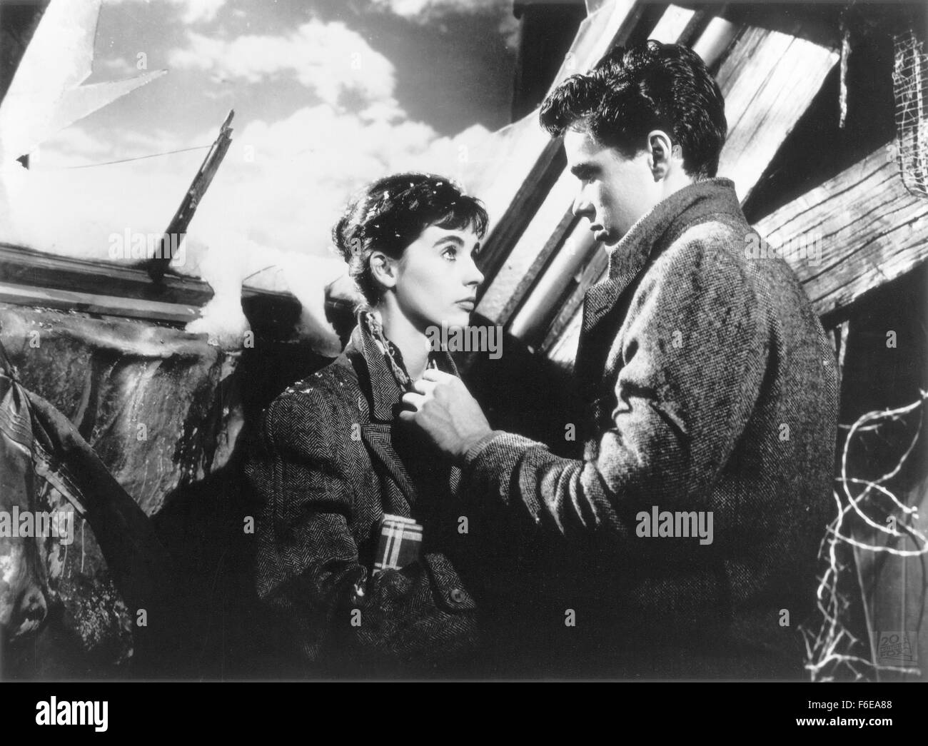 18. März 1959; Hollywood, Kalifornien, USA; MILLIE PERKINS als Anne Frank und RICHARD BEYMER als Peter Van Daan Star in "Das Tagebuch der Anne Frank" unter der Regie von George Stevens. Stockfoto