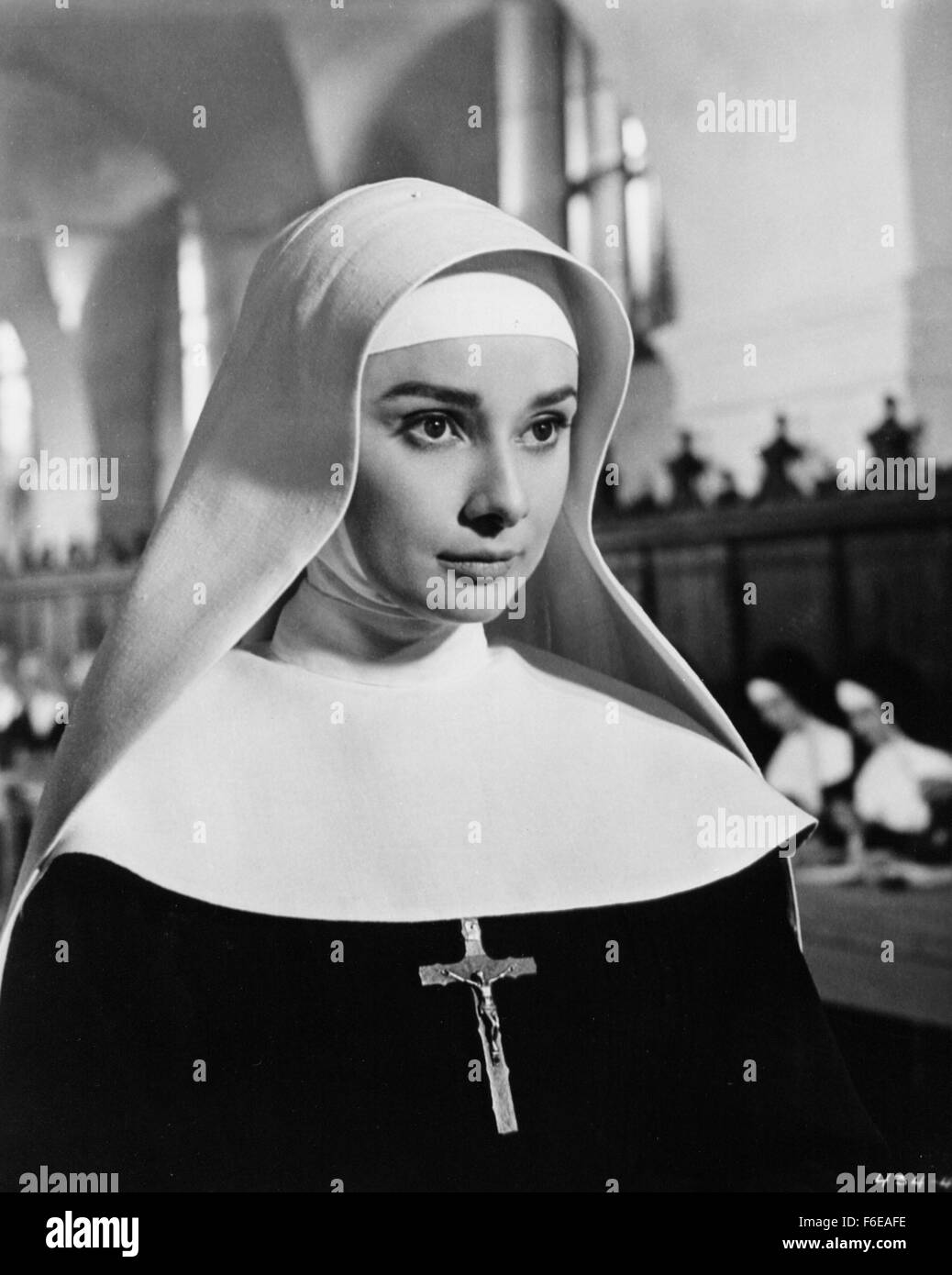 Datum der Freigabe: Juli 1959. FILMTITEL: Die Nonne Geschichte. STUDIO: Warner Bros Pictures. PLOT: Gabrielle Van Der Mal gaben alles, Nonne zu werden. Aber ihr Glaube und ihr Gelübde für immer getestet: zuerst im missionarischen Kongo Krankenhaus wo sie die brillant und schön Dr. Fortunati unterstützt und dann an das Mutterhaus in Frankreich bei dem zweiten Weltkrieg ausgebrochen ist und die Nonnen vom Orden zu ergreifen verboten sind. Im Bild: AUDREY HEPBURN als Schwester Luke. Stockfoto