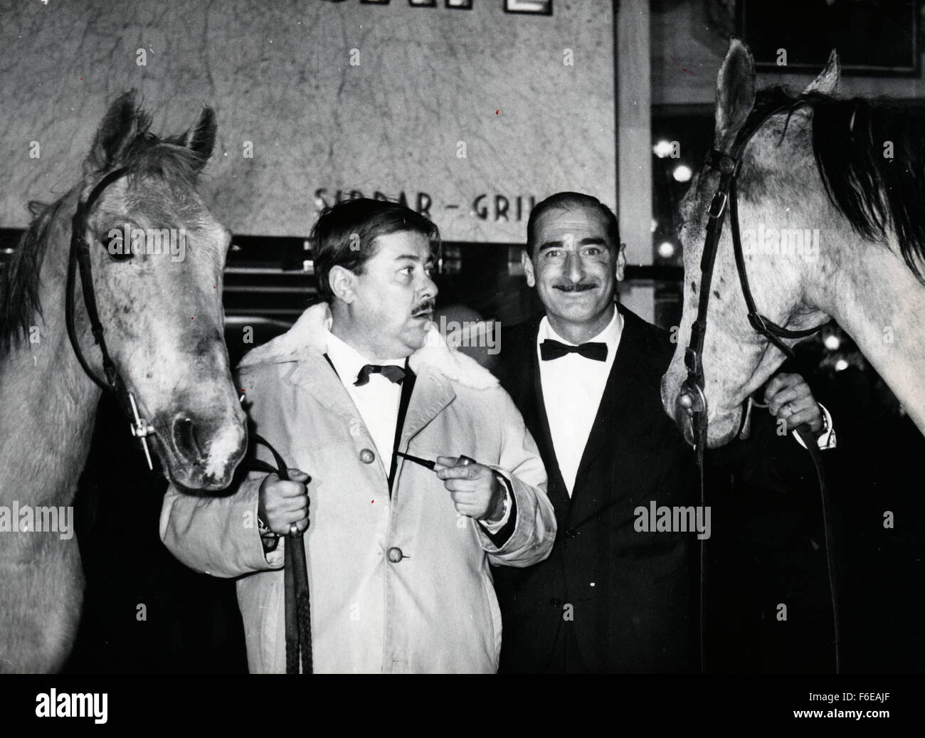 28. Oktober 1959 - fand gestern Abend im Ambassade Gaumont Theatre aus der Champs Elysee Paris, Frankreich - Paris-Premiere von "Jument Verte" (grüne Stute), eine Verfilmung Marcel Aymes Romans. Der Film der französischen Zensur "out of Bounds" für Jugendliche platziert zog eine große Attendence. Bild: FRANCIS BLANCHE (L) und der Clown ZAVATTA, zwei der Hauptfiguren des Films, fotografiert mit zwei Stuten in der Halle des Theaters. (Bild Kredit: C KEYSTONE USA Bilder) Stockfoto