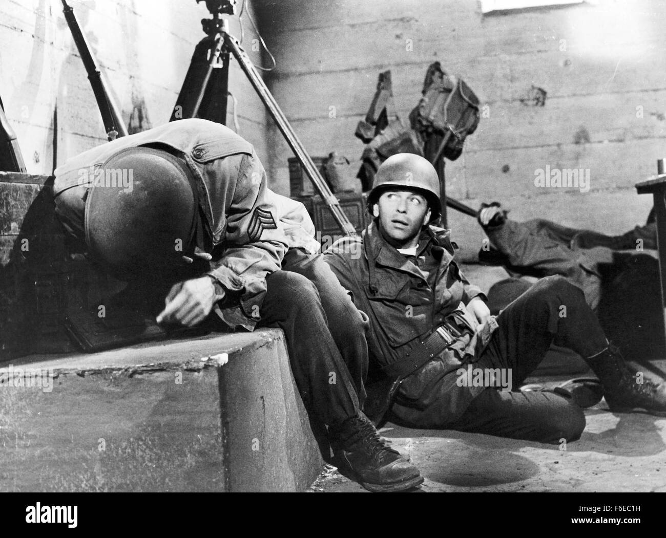 Erscheinungsdatum: 28. Juni 1958. FILMTITEL: Könige geht voran. STUDIO: Frank Ross-Eton-Produktionen. PLOT: Rennen, Liebe und Krieg. Die Alliierten gelandet in Frankreich, eingerichtet in einer Küstenstadt, wo Lt. Sam Loggins, einer ernsten Mann aus der West Side Manhattan, schwer für Monique Blair, ein Amerikaner in Frankreich aufgewachsen fällt. Loggins' Sergeant, Britt Harris, eines Playboys aus Jersey, findet auch Monique attraktiv. Sie wählt eine Liebe und den anderen anfreunden nach Offenlegung ihrer Eltern Geschichte und warum sie in Frankreich lebt. Die Männer sagen, es macht keinen Unterschied, eine Hochzeit angekündigt, und die Soldaten stellen eine Gefahr Stockfoto