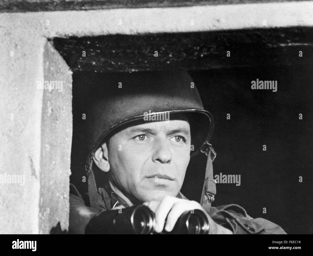 Erscheinungsdatum: 28. Juni 1958. FILMTITEL: Könige geht voran. STUDIO: Frank Ross-Eton-Produktionen. PLOT: Rennen, Liebe und Krieg. Die Alliierten gelandet in Frankreich, eingerichtet in einer Küstenstadt, wo Lt. Sam Loggins, einer ernsten Mann aus der West Side Manhattan, schwer für Monique Blair, ein Amerikaner in Frankreich aufgewachsen fällt. Loggins' Sergeant, Britt Harris, eines Playboys aus Jersey, findet auch Monique attraktiv. Sie wählt eine Liebe und den anderen anfreunden nach Offenlegung ihrer Eltern Geschichte und warum sie in Frankreich lebt. Die Männer sagen, es macht keinen Unterschied, eine Hochzeit angekündigt, und die Soldaten stellen eine Gefahr Stockfoto