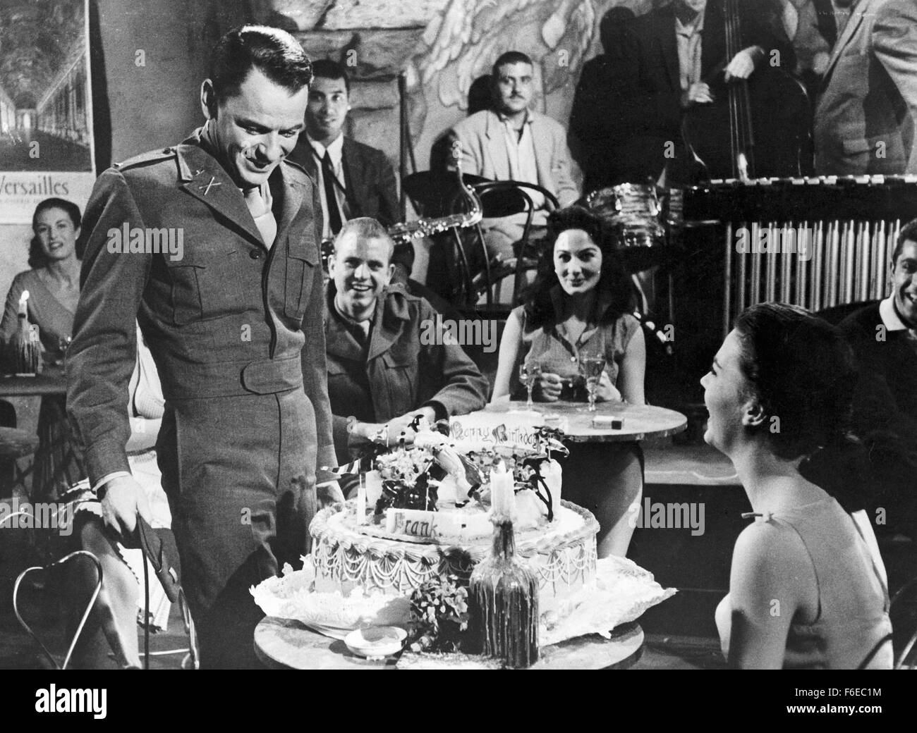 Erscheinungsdatum: 28. Juni 1958. FILMTITEL: Könige geht voran. STUDIO: Frank Ross-Eton-Produktionen. PLOT: Rennen, Liebe und Krieg. Die Alliierten gelandet in Frankreich, eingerichtet in einer Küstenstadt, wo Lt. Sam Loggins, einer ernsten Mann aus der West Side Manhattan, schwer für Monique Blair, ein Amerikaner in Frankreich aufgewachsen fällt. Loggins' Sergeant, Britt Harris, eines Playboys aus Jersey, findet auch Monique attraktiv. Sie wählt eine Liebe und den anderen anfreunden nach Offenlegung ihrer Eltern Geschichte und warum sie in Frankreich lebt. Die Männer sagen, es macht keinen Unterschied, eine Hochzeit angekündigt, und die Soldaten stellen eine Gefahr Stockfoto