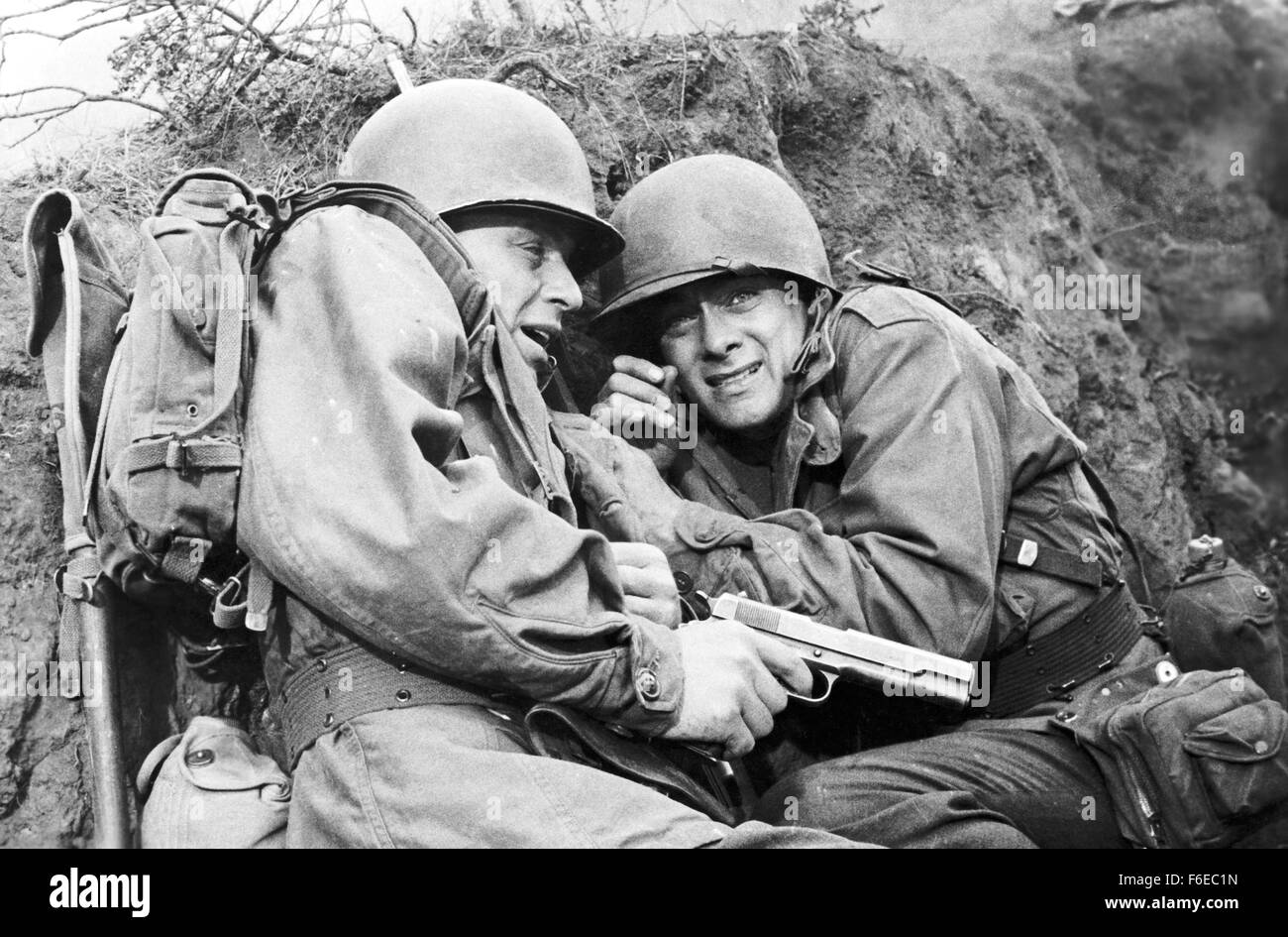 Erscheinungsdatum: 28. Juni 1958. FILMTITEL: Könige geht voran. STUDIO: Frank Ross-Eton-Produktionen. PLOT: Rennen, Liebe und Krieg. Die Alliierten gelandet in Frankreich, eingerichtet in einer Küstenstadt, wo Lt. Sam Loggins, einer ernsten Mann aus der West Side Manhattan, schwer für Monique Blair, ein Amerikaner in Frankreich aufgewachsen fällt. Loggins' Sergeant, Britt Harris, eines Playboys aus Jersey, findet auch Monique attraktiv. Sie wählt eine Liebe und den anderen anfreunden nach Offenlegung ihrer Eltern Geschichte und warum sie in Frankreich lebt. Die Männer sagen, es macht keinen Unterschied, eine Hochzeit angekündigt, und die Soldaten stellen eine Gefahr Stockfoto