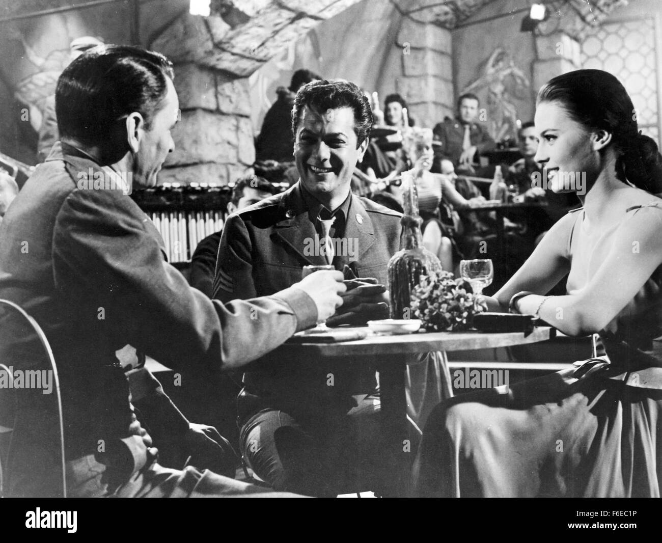 Erscheinungsdatum: 28. Juni 1958. FILMTITEL: Könige geht voran. STUDIO: Frank Ross-Eton-Produktionen. PLOT: Rennen, Liebe und Krieg. Die Alliierten gelandet in Frankreich, eingerichtet in einer Küstenstadt, wo Lt. Sam Loggins, einer ernsten Mann aus der West Side Manhattan, schwer für Monique Blair, ein Amerikaner in Frankreich aufgewachsen fällt. Loggins' Sergeant, Britt Harris, eines Playboys aus Jersey, findet auch Monique attraktiv. Sie wählt eine Liebe und den anderen anfreunden nach Offenlegung ihrer Eltern Geschichte und warum sie in Frankreich lebt. Die Männer sagen, es macht keinen Unterschied, eine Hochzeit angekündigt, und die Soldaten stellen eine Gefahr Stockfoto