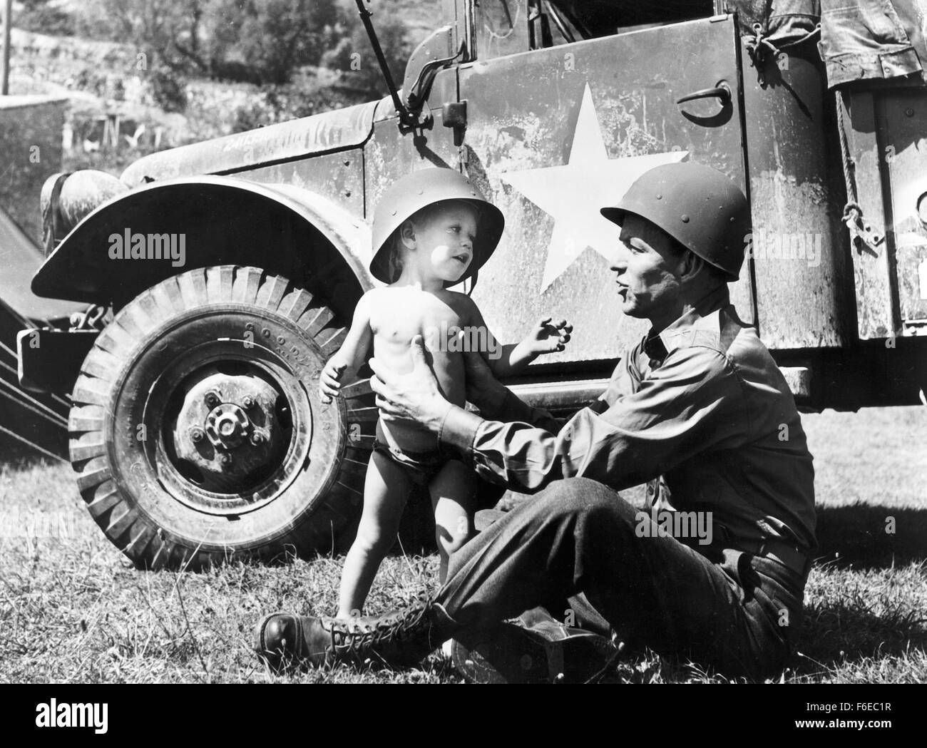 Erscheinungsdatum: 28. Juni 1958. FILMTITEL: Könige geht voran. STUDIO: Frank Ross-Eton-Produktionen. PLOT: Rennen, Liebe und Krieg. Die Alliierten gelandet in Frankreich, eingerichtet in einer Küstenstadt, wo Lt. Sam Loggins, einer ernsten Mann aus der West Side Manhattan, schwer für Monique Blair, ein Amerikaner in Frankreich aufgewachsen fällt. Loggins' Sergeant, Britt Harris, eines Playboys aus Jersey, findet auch Monique attraktiv. Sie wählt eine Liebe und den anderen anfreunden nach Offenlegung ihrer Eltern Geschichte und warum sie in Frankreich lebt. Die Männer sagen, es macht keinen Unterschied, eine Hochzeit angekündigt, und die Soldaten stellen eine Gefahr Stockfoto