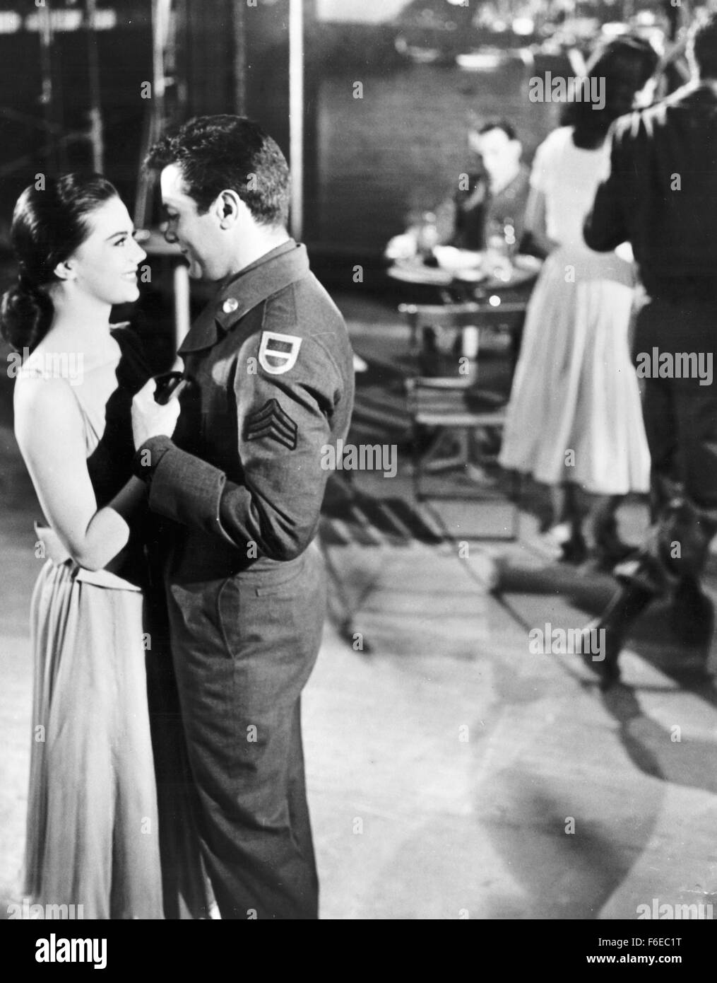 Erscheinungsdatum: 28. Juni 1958. FILMTITEL: Könige geht voran. STUDIO: Frank Ross-Eton-Produktionen. PLOT: Rennen, Liebe und Krieg. Die Alliierten gelandet in Frankreich, eingerichtet in einer Küstenstadt, wo Lt. Sam Loggins, einer ernsten Mann aus der West Side Manhattan, schwer für Monique Blair, ein Amerikaner in Frankreich aufgewachsen fällt. Loggins' Sergeant, Britt Harris, eines Playboys aus Jersey, findet auch Monique attraktiv. Sie wählt eine Liebe und den anderen anfreunden nach Offenlegung ihrer Eltern Geschichte und warum sie in Frankreich lebt. Die Männer sagen, es macht keinen Unterschied, eine Hochzeit angekündigt, und die Soldaten stellen eine Gefahr Stockfoto