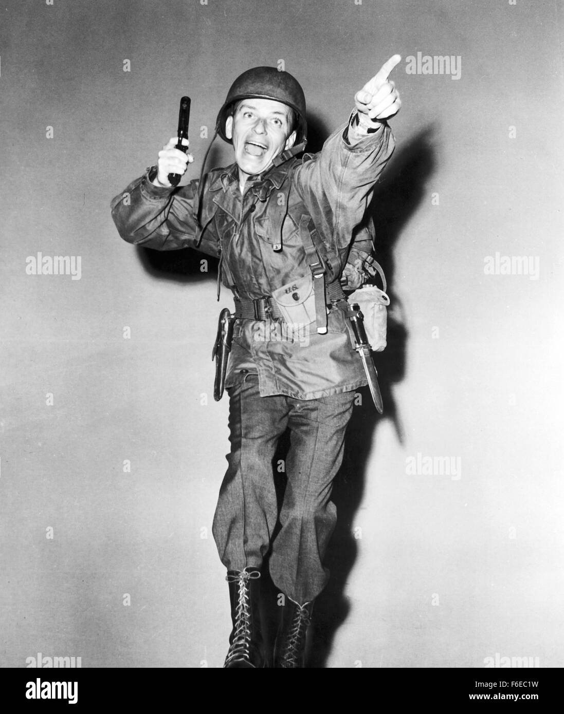 Erscheinungsdatum: 28. Juni 1958. FILMTITEL: Könige geht voran. STUDIO: Frank Ross-Eton-Produktionen. PLOT: Rennen, Liebe und Krieg. Die Alliierten gelandet in Frankreich, eingerichtet in einer Küstenstadt, wo Lt. Sam Loggins, einer ernsten Mann aus der West Side Manhattan, schwer für Monique Blair, ein Amerikaner in Frankreich aufgewachsen fällt. Loggins' Sergeant, Britt Harris, eines Playboys aus Jersey, findet auch Monique attraktiv. Sie wählt eine Liebe und den anderen anfreunden nach Offenlegung ihrer Eltern Geschichte und warum sie in Frankreich lebt. Die Männer sagen, es macht keinen Unterschied, eine Hochzeit angekündigt, und die Soldaten stellen eine Gefahr Stockfoto