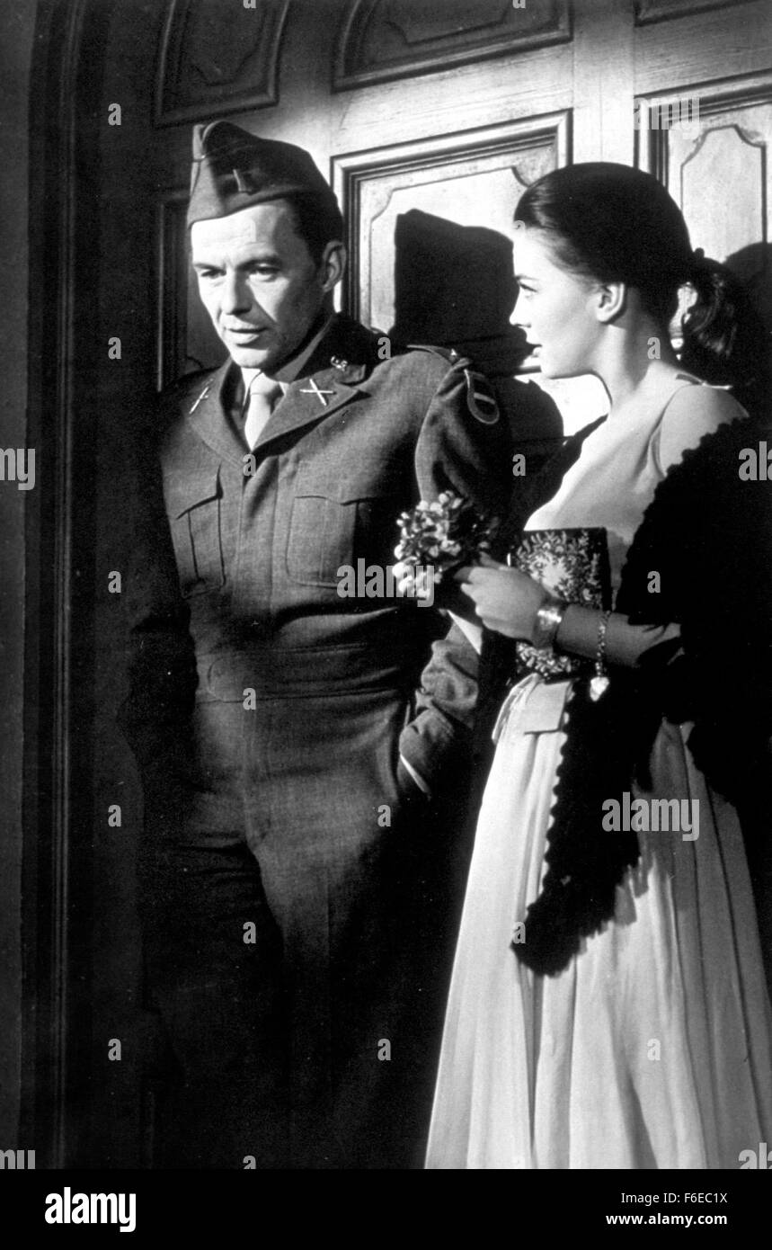 Erscheinungsdatum: 28. Juni 1958. FILMTITEL: Könige geht voran. STUDIO: Frank Ross-Eton-Produktionen. PLOT: Rennen, Liebe und Krieg. Die Alliierten gelandet in Frankreich, eingerichtet in einer Küstenstadt, wo Lt. Sam Loggins, einer ernsten Mann aus der West Side Manhattan, schwer für Monique Blair, ein Amerikaner in Frankreich aufgewachsen fällt. Loggins' Sergeant, Britt Harris, eines Playboys aus Jersey, findet auch Monique attraktiv. Sie wählt eine Liebe und den anderen anfreunden nach Offenlegung ihrer Eltern Geschichte und warum sie in Frankreich lebt. Die Männer sagen, es macht keinen Unterschied, eine Hochzeit angekündigt, und die Soldaten stellen eine Gefahr Stockfoto