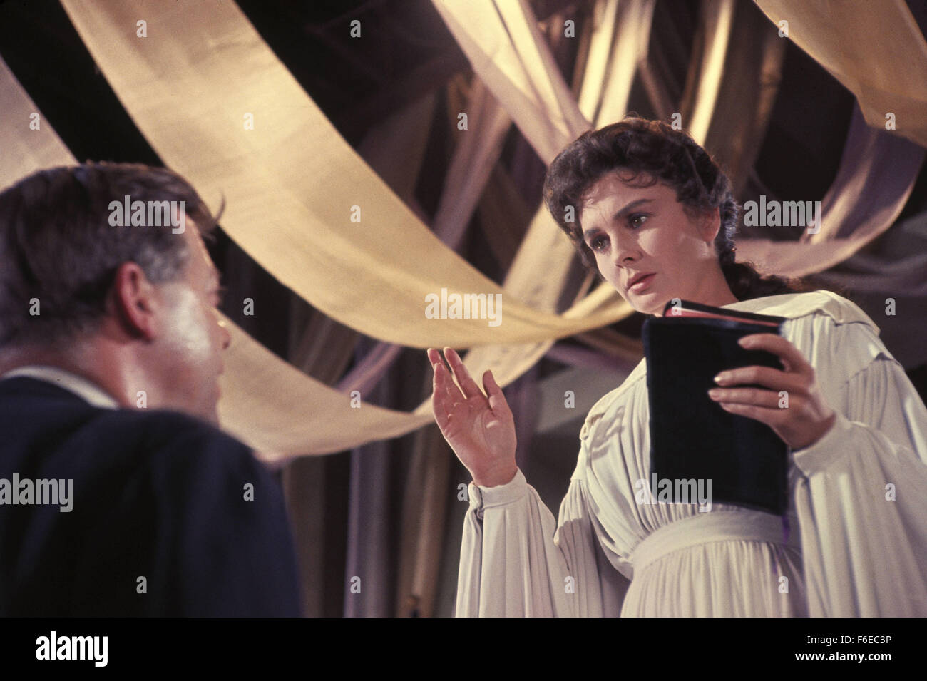 7. Juli 1960; Hollywood, Kalifornien, USA; Schauspielerin JEAN SIMMONS Stars wie Schwester Sharon Falkner in Richard Brooks inszenierte Drama, "Elmer Gantry" basiert auf dem Roman von Sinclair Lewis. Stockfoto