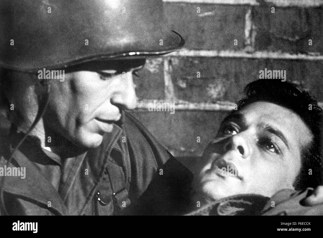 Erscheinungsdatum: 28. Juni 1958. FILMTITEL: Könige geht voran. STUDIO: Frank Ross-Eton-Produktionen. PLOT: Rennen, Liebe und Krieg. Die Alliierten gelandet in Frankreich, eingerichtet in einer Küstenstadt, wo Lt. Sam Loggins, einer ernsten Mann aus der West Side Manhattan, schwer für Monique Blair, ein Amerikaner in Frankreich aufgewachsen fällt. Loggins' Sergeant, Britt Harris, eines Playboys aus Jersey, findet auch Monique attraktiv. Sie wählt eine Liebe und den anderen anfreunden nach Offenlegung ihrer Eltern Geschichte und warum sie in Frankreich lebt. Die Männer sagen, es macht keinen Unterschied, eine Hochzeit angekündigt, und die Soldaten stellen eine Gefahr Stockfoto