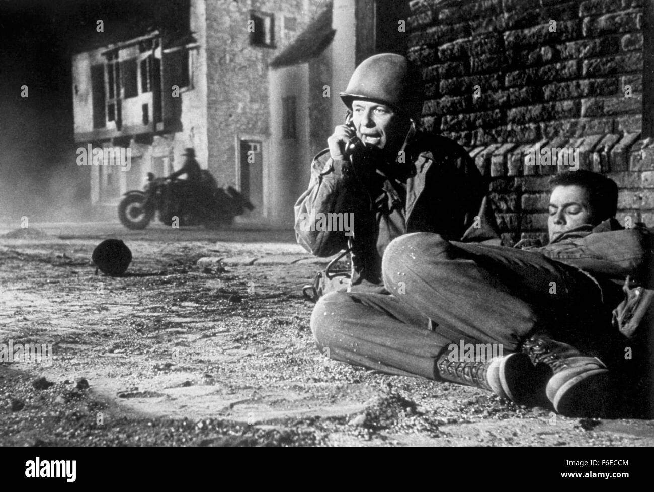 Erscheinungsdatum: 28. Juni 1958. FILMTITEL: Könige geht voran. STUDIO: Frank Ross-Eton-Produktionen. PLOT: Rennen, Liebe und Krieg. Die Alliierten gelandet in Frankreich, eingerichtet in einer Küstenstadt, wo Lt. Sam Loggins, einer ernsten Mann aus der West Side Manhattan, schwer für Monique Blair, ein Amerikaner in Frankreich aufgewachsen fällt. Loggins' Sergeant, Britt Harris, eines Playboys aus Jersey, findet auch Monique attraktiv. Sie wählt eine Liebe und den anderen anfreunden nach Offenlegung ihrer Eltern Geschichte und warum sie in Frankreich lebt. Die Männer sagen, es macht keinen Unterschied, eine Hochzeit angekündigt, und die Soldaten stellen eine Gefahr Stockfoto