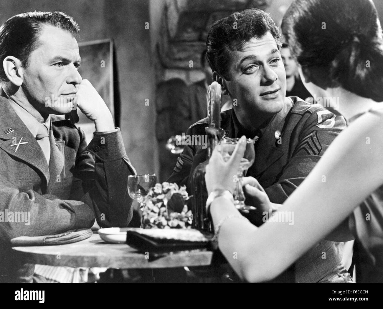 Erscheinungsdatum: 28. Juni 1958. FILMTITEL: Könige geht voran. STUDIO: Frank Ross-Eton-Produktionen. PLOT: Rennen, Liebe und Krieg. Die Alliierten gelandet in Frankreich, eingerichtet in einer Küstenstadt, wo Lt. Sam Loggins, einer ernsten Mann aus der West Side Manhattan, schwer für Monique Blair, ein Amerikaner in Frankreich aufgewachsen fällt. Loggins' Sergeant, Britt Harris, eines Playboys aus Jersey, findet auch Monique attraktiv. Sie wählt eine Liebe und den anderen anfreunden nach Offenlegung ihrer Eltern Geschichte und warum sie in Frankreich lebt. Die Männer sagen, es macht keinen Unterschied, eine Hochzeit angekündigt, und die Soldaten stellen eine Gefahr Stockfoto