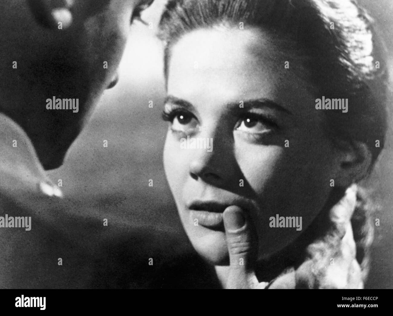 Erscheinungsdatum: 28. Juni 1958. FILMTITEL: Könige geht voran. STUDIO: Frank Ross-Eton-Produktionen. PLOT: Rennen, Liebe und Krieg. Die Alliierten gelandet in Frankreich, eingerichtet in einer Küstenstadt, wo Lt. Sam Loggins, einer ernsten Mann aus der West Side Manhattan, schwer für Monique Blair, ein Amerikaner in Frankreich aufgewachsen fällt. Loggins' Sergeant, Britt Harris, eines Playboys aus Jersey, findet auch Monique attraktiv. Sie wählt eine Liebe und den anderen anfreunden nach Offenlegung ihrer Eltern Geschichte und warum sie in Frankreich lebt. Die Männer sagen, es macht keinen Unterschied, eine Hochzeit angekündigt, und die Soldaten stellen eine Gefahr Stockfoto