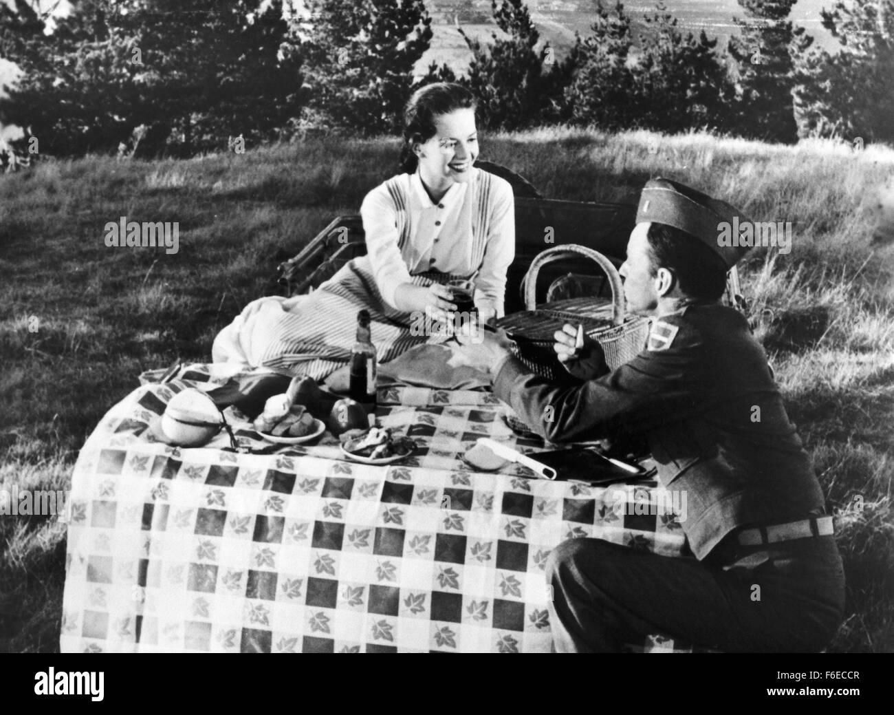 Erscheinungsdatum: 28. Juni 1958. FILMTITEL: Könige geht voran. STUDIO: Frank Ross-Eton-Produktionen. PLOT: Rennen, Liebe und Krieg. Die Alliierten gelandet in Frankreich, eingerichtet in einer Küstenstadt, wo Lt. Sam Loggins, einer ernsten Mann aus der West Side Manhattan, schwer für Monique Blair, ein Amerikaner in Frankreich aufgewachsen fällt. Loggins' Sergeant, Britt Harris, eines Playboys aus Jersey, findet auch Monique attraktiv. Sie wählt eine Liebe und den anderen anfreunden nach Offenlegung ihrer Eltern Geschichte und warum sie in Frankreich lebt. Die Männer sagen, es macht keinen Unterschied, eine Hochzeit angekündigt, und die Soldaten stellen eine Gefahr Stockfoto