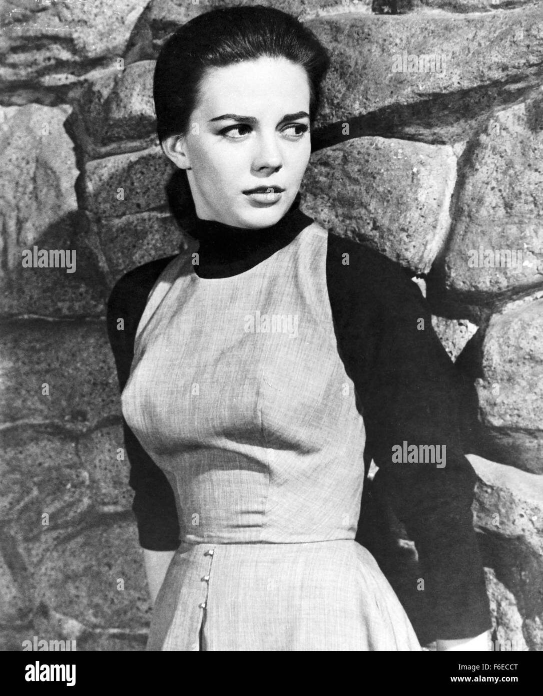 Erscheinungsdatum: 28. Juni 1958. FILMTITEL: Könige geht voran. STUDIO: Frank Ross-Eton-Produktionen. PLOT: Rennen, Liebe und Krieg. Die Alliierten gelandet in Frankreich, eingerichtet in einer Küstenstadt, wo Lt. Sam Loggins, einer ernsten Mann aus der West Side Manhattan, schwer für Monique Blair, ein Amerikaner in Frankreich aufgewachsen fällt. Loggins' Sergeant, Britt Harris, eines Playboys aus Jersey, findet auch Monique attraktiv. Sie wählt eine Liebe und den anderen anfreunden nach Offenlegung ihrer Eltern Geschichte und warum sie in Frankreich lebt. Die Männer sagen, es macht keinen Unterschied, eine Hochzeit angekündigt, und die Soldaten stellen eine Gefahr Stockfoto