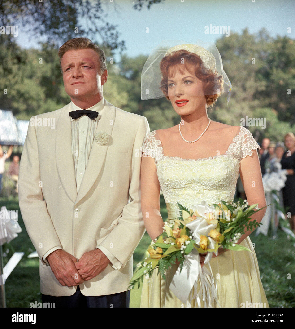 6. Mai 1961; Hollywood, Kalifornien, USA; Bild von Regisseur David Swift Familienkomödie "The Parent Trap" Darsteller BRIAN KEITH als Mitch Evers und MAUREEN O'HARA als Margaret "Maggie" McKendrick. Stockfoto