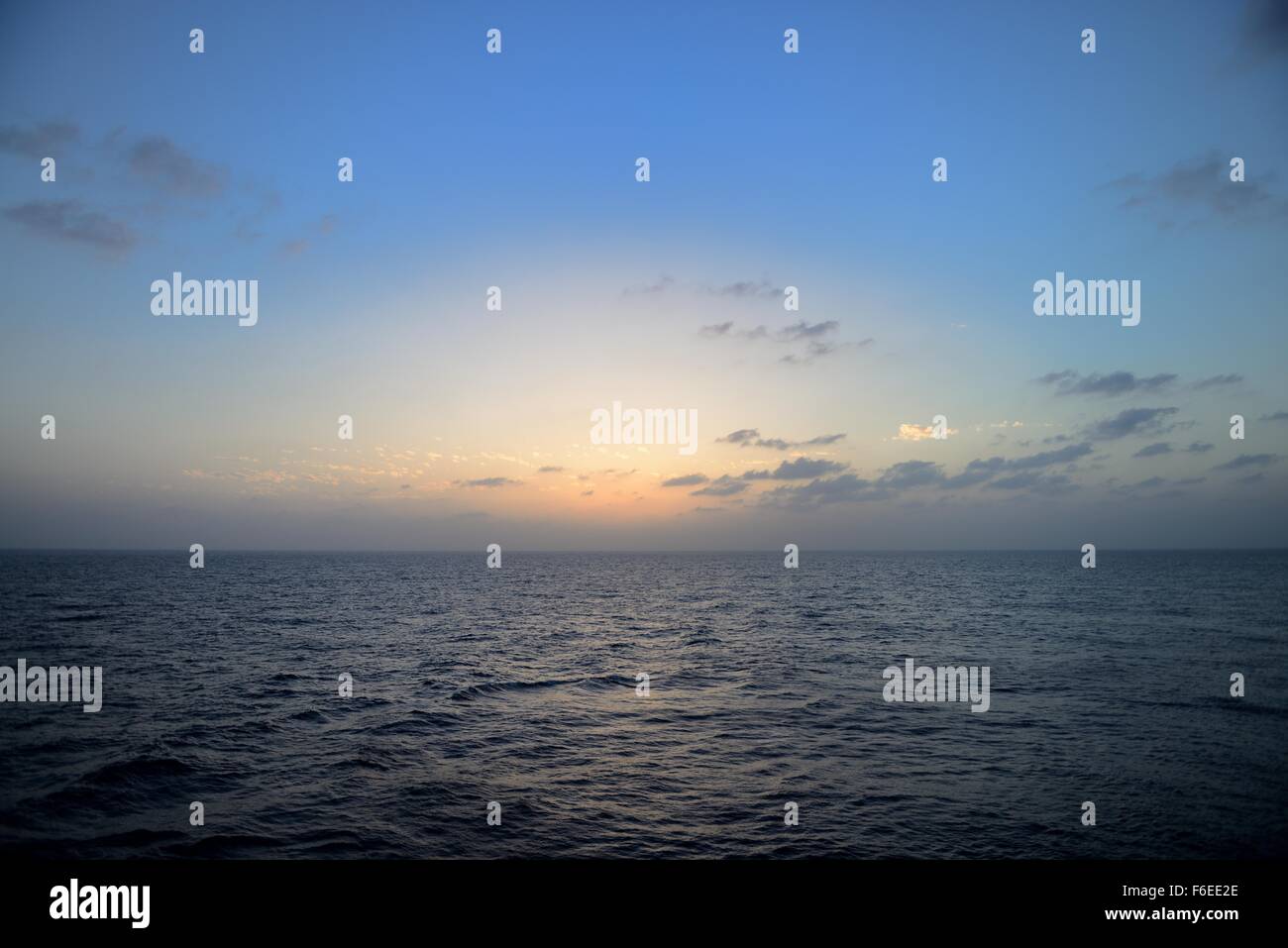 Einen schönen Sonnenuntergang am Meer in den Indischen Ozean auf ein ruhiger Tag. Stockfoto Einen schönen Sonnenuntergang am Meer in den Indischen Ozean auf ein ruhiger Tag. Stockfoto