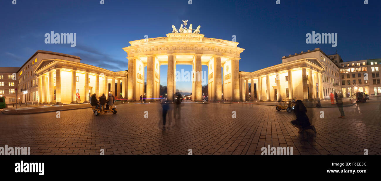 Sphärischen Panorama von Pariser Platz Platz in Berlin mit Brandenburger Tor in der Abenddämmerung, lange Eswxposure erschossen Stockfoto