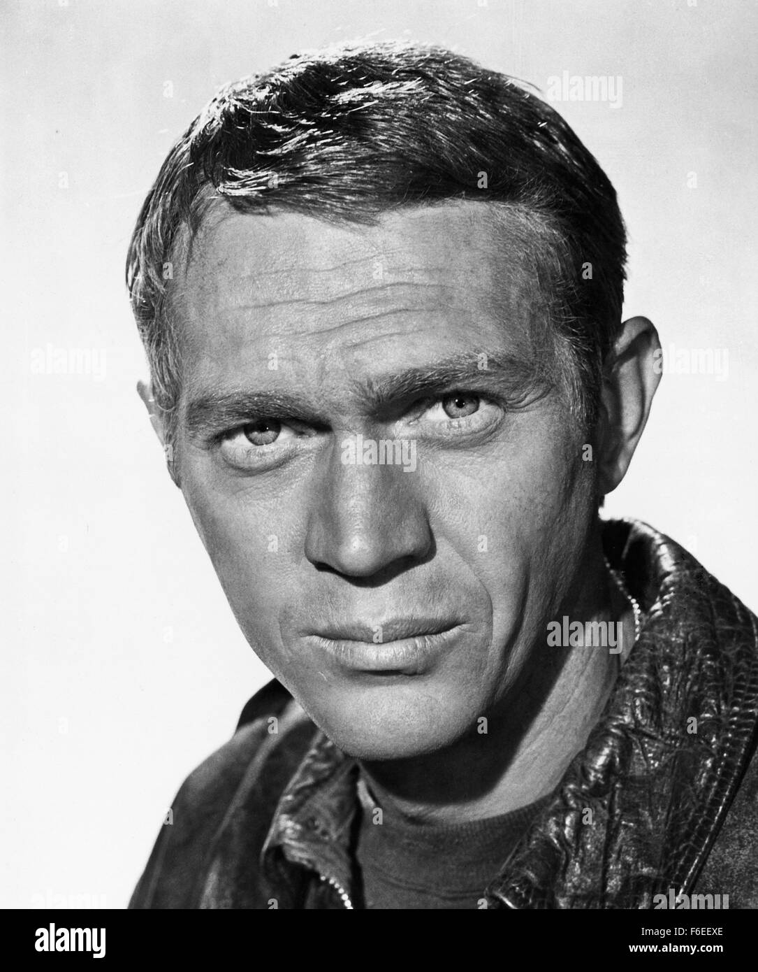 4. Juli 1963 - München, Deutschland - RELEASE-Datum: 4. Juli 1963. Regie: John Sturges. STUDIO: Der Mirisch Corporation/United Artists. Grundstück: Basierend auf einer wahren Geschichte, schildert der Film die größten Alliierten Fluchtversuch aus einem deutschen Kriegsgefangenenlager Hochsicherheits-'Flucht-Proof' während des zweiten Weltkriegs. Im Bild: Schauspieler STEVE McQUEEN als Capt Griffe "Kühleren König". Stockfoto